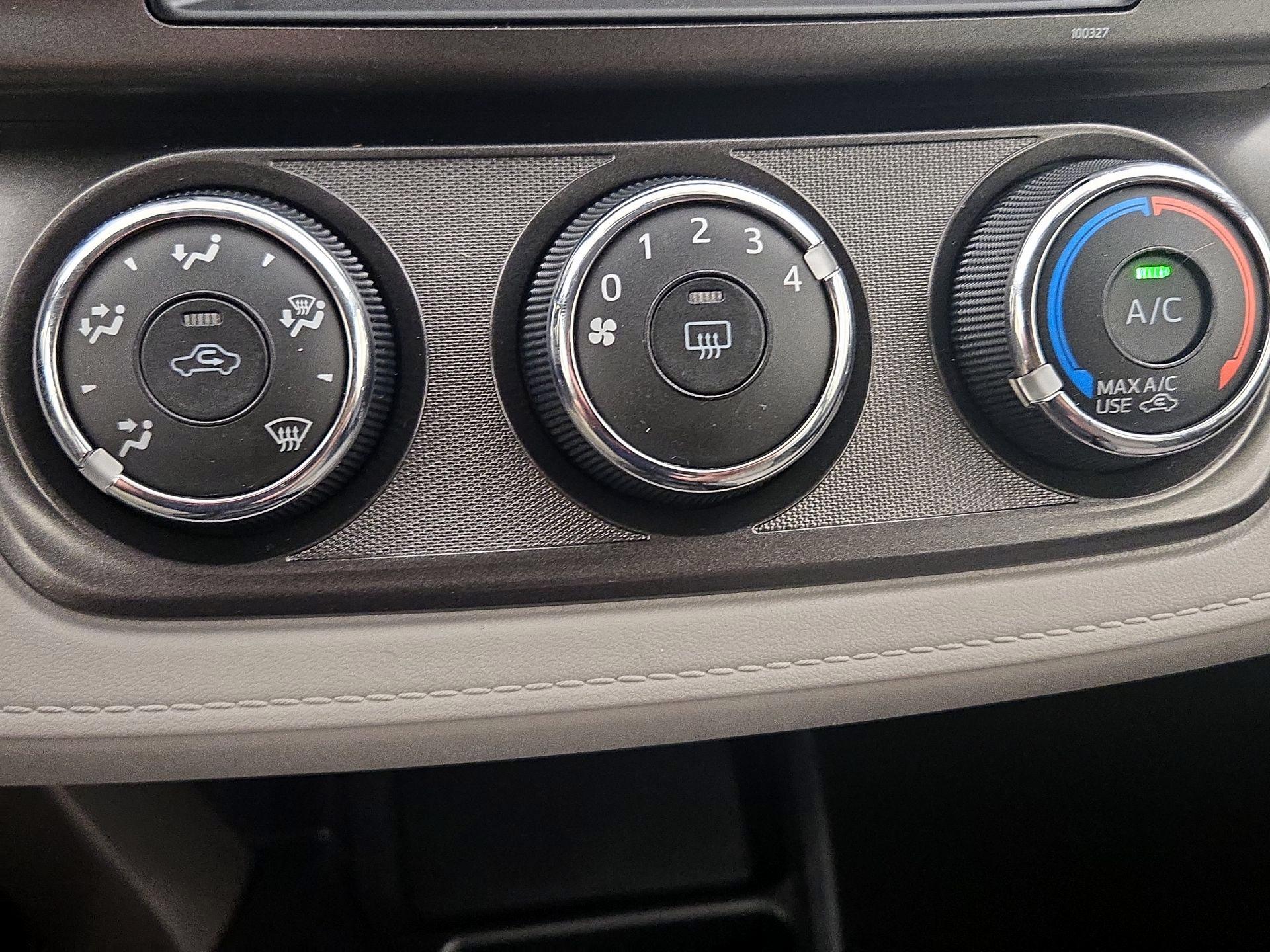 Thumbnail: 2015 Toyota RAV4 - 16