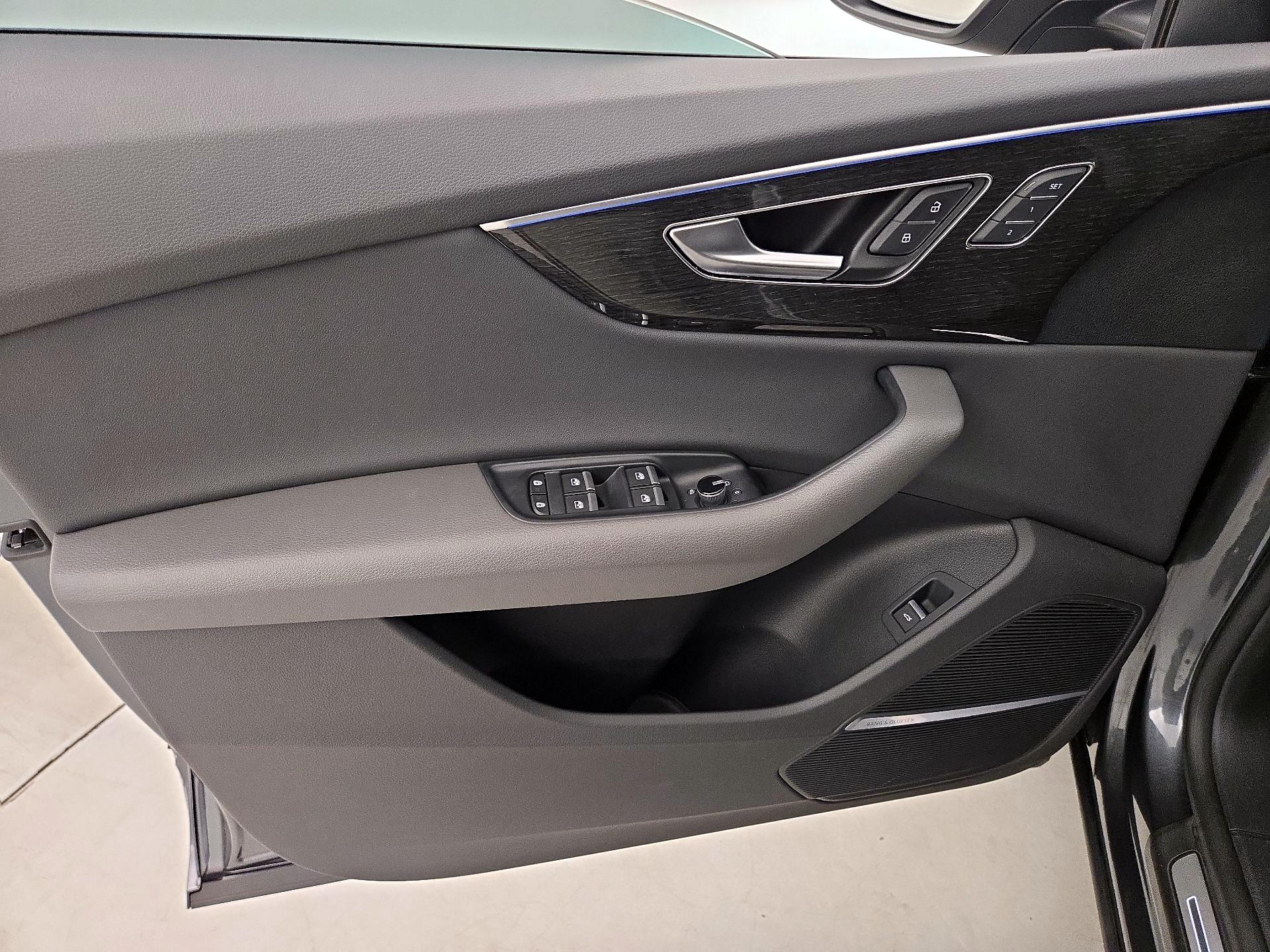 Thumbnail: 2020 Audi Q8 - 12