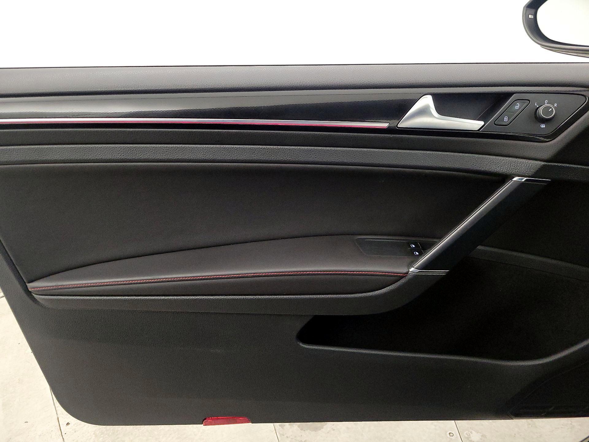 Thumbnail: 2015 Volkswagen Golf - 12