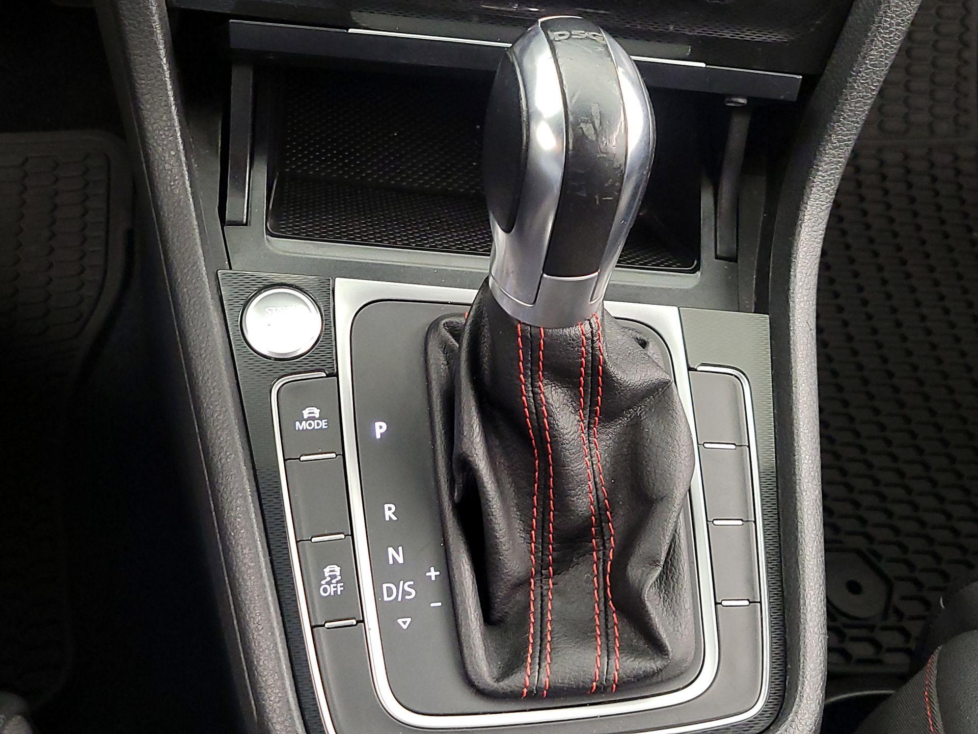 Thumbnail: 2015 Volkswagen Golf - 17