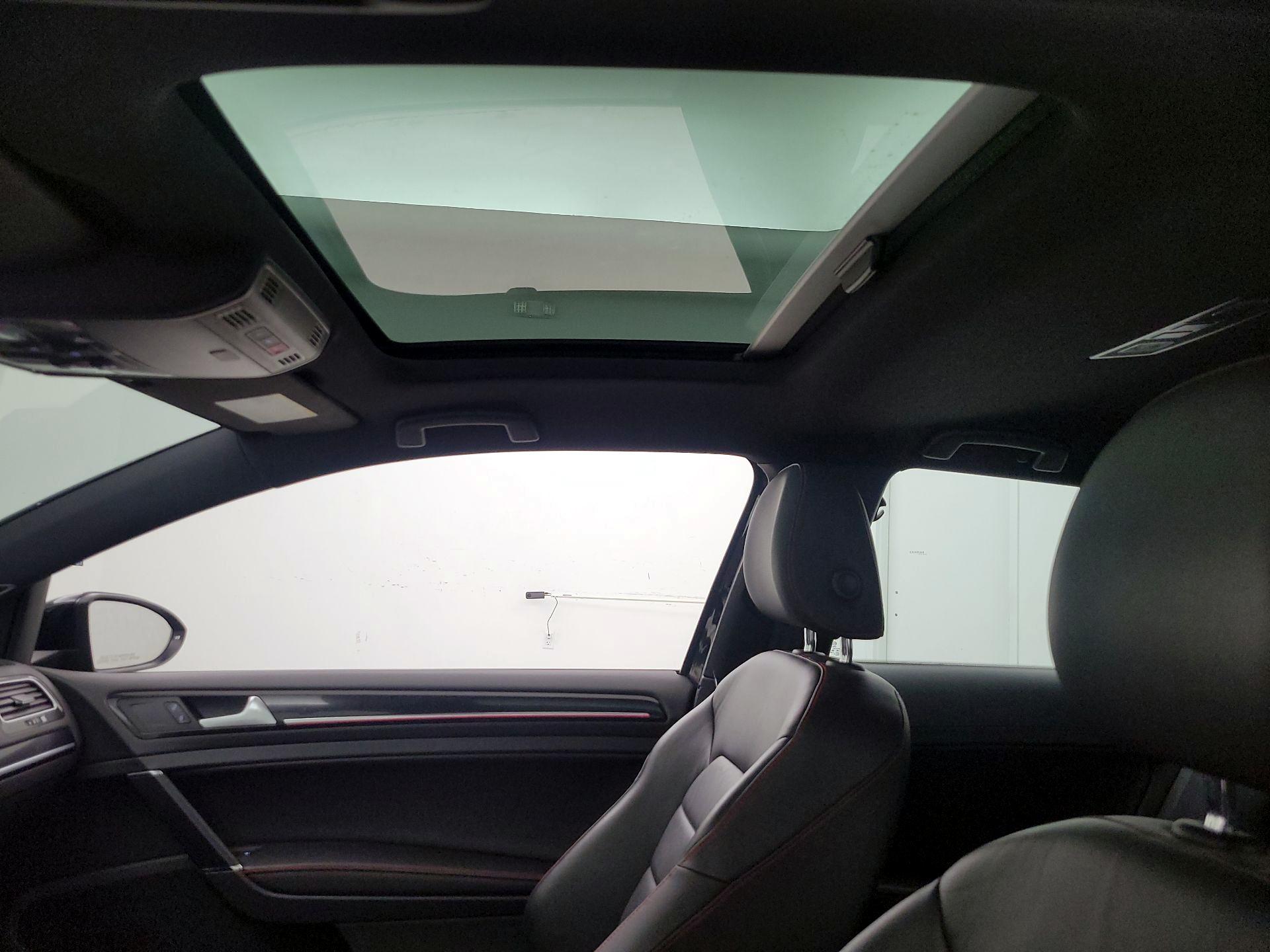 Thumbnail: 2015 Volkswagen Golf - 18