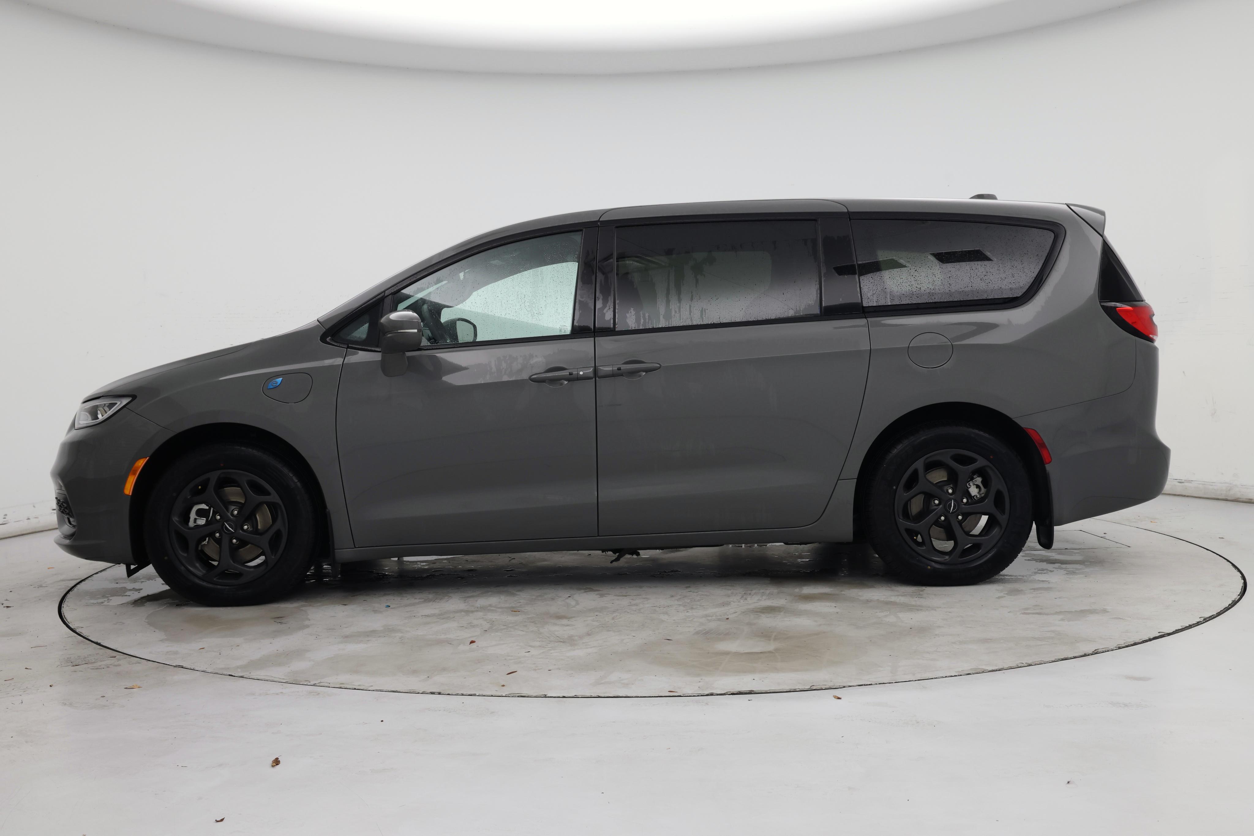 Thumbnail: 2022 Chrysler Pacifica - 3
