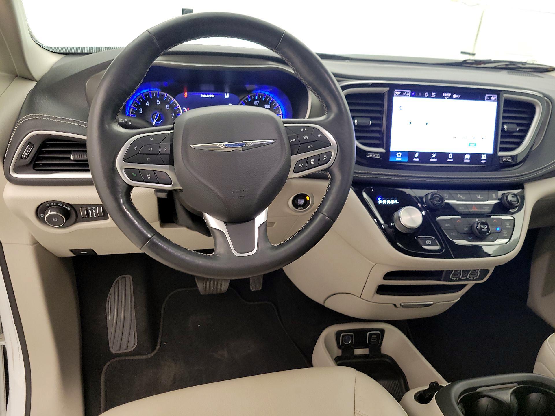 Thumbnail: 2021 Chrysler Pacifica - 10