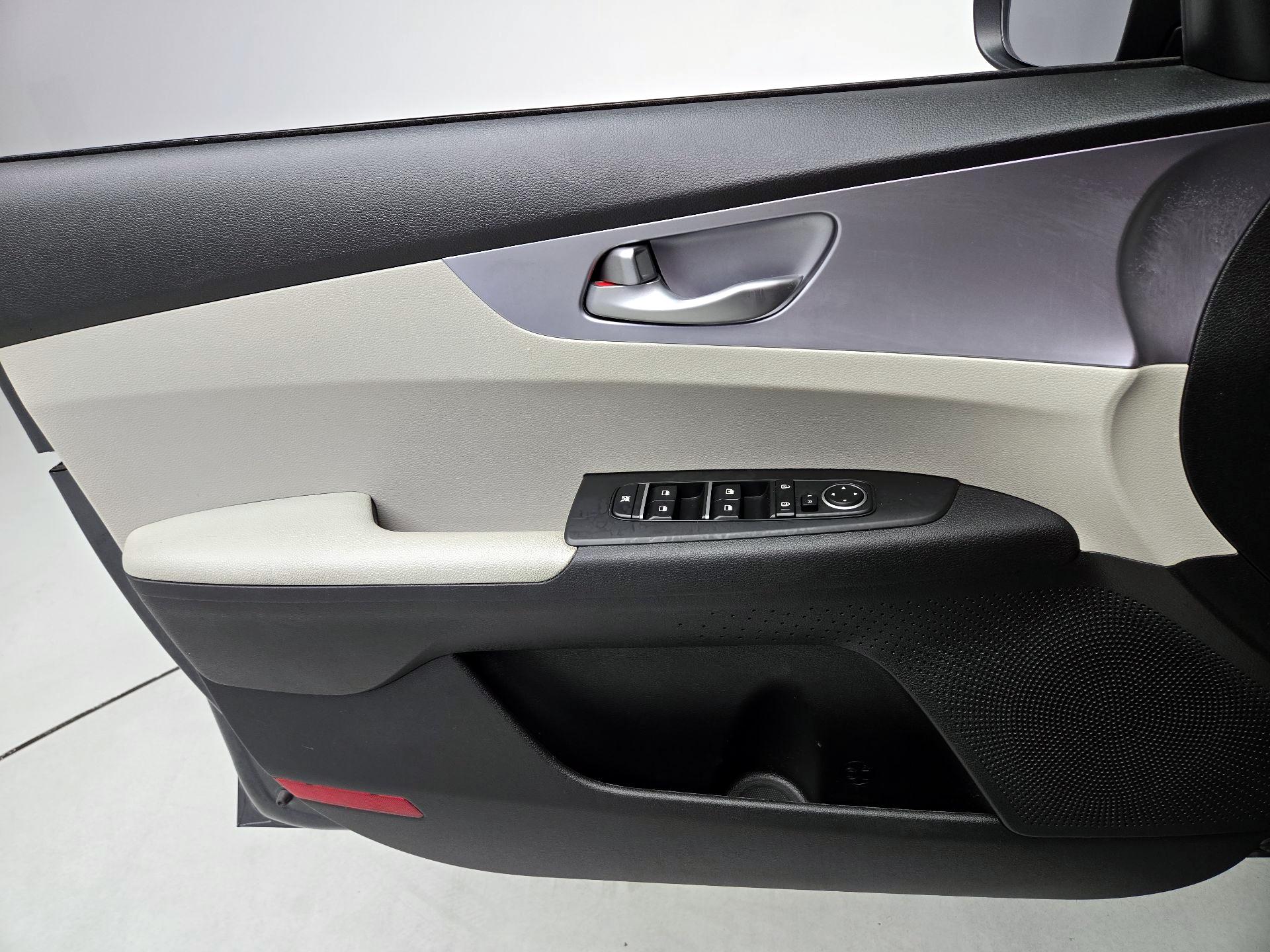 Thumbnail: 2022 Kia Forte - 12