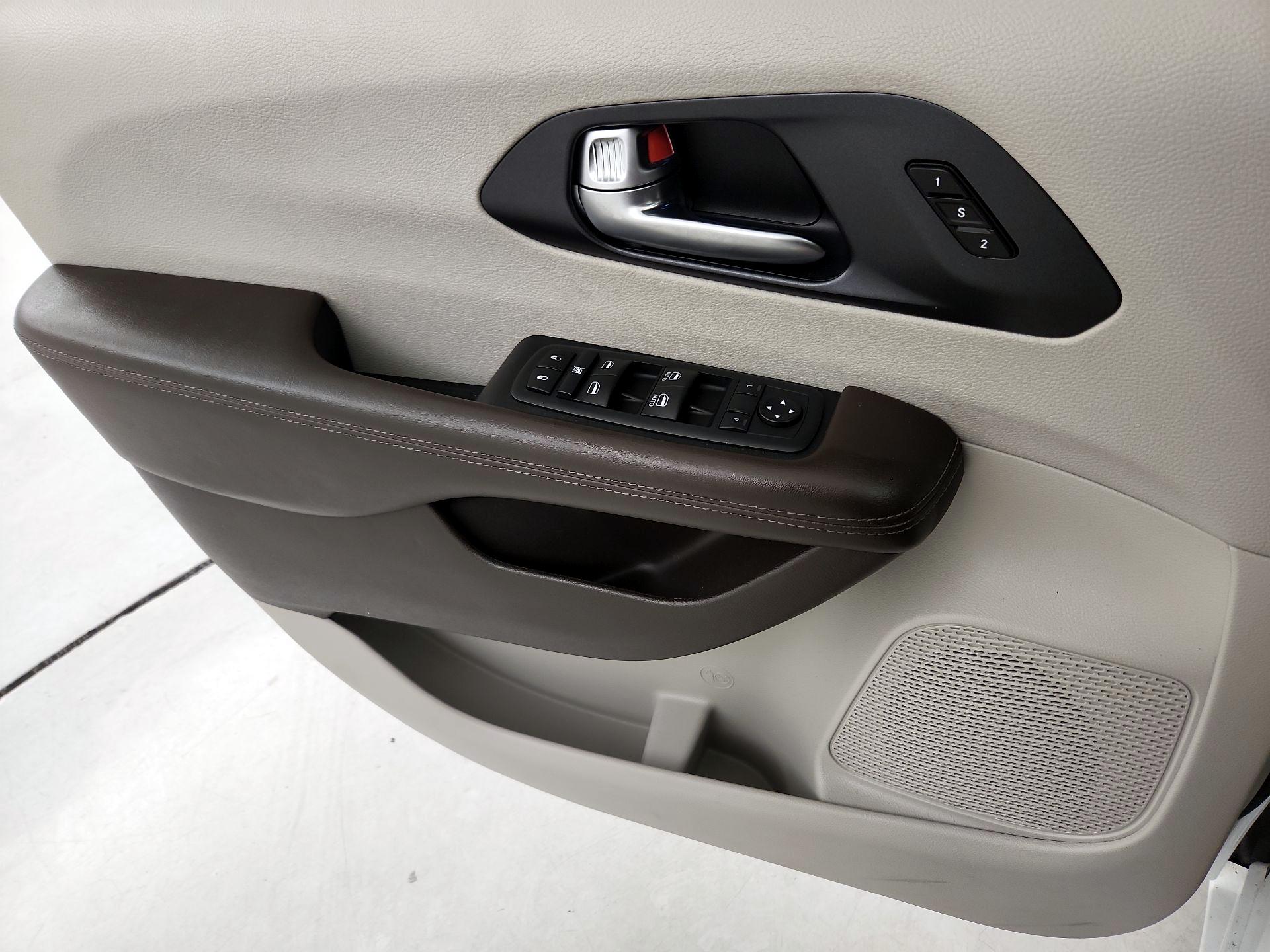 Thumbnail: 2020 Chrysler Pacifica - 12