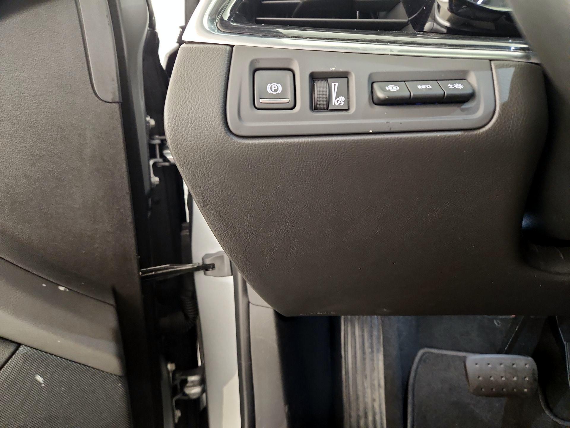 Thumbnail: 2023 Cadillac XT5 - 13