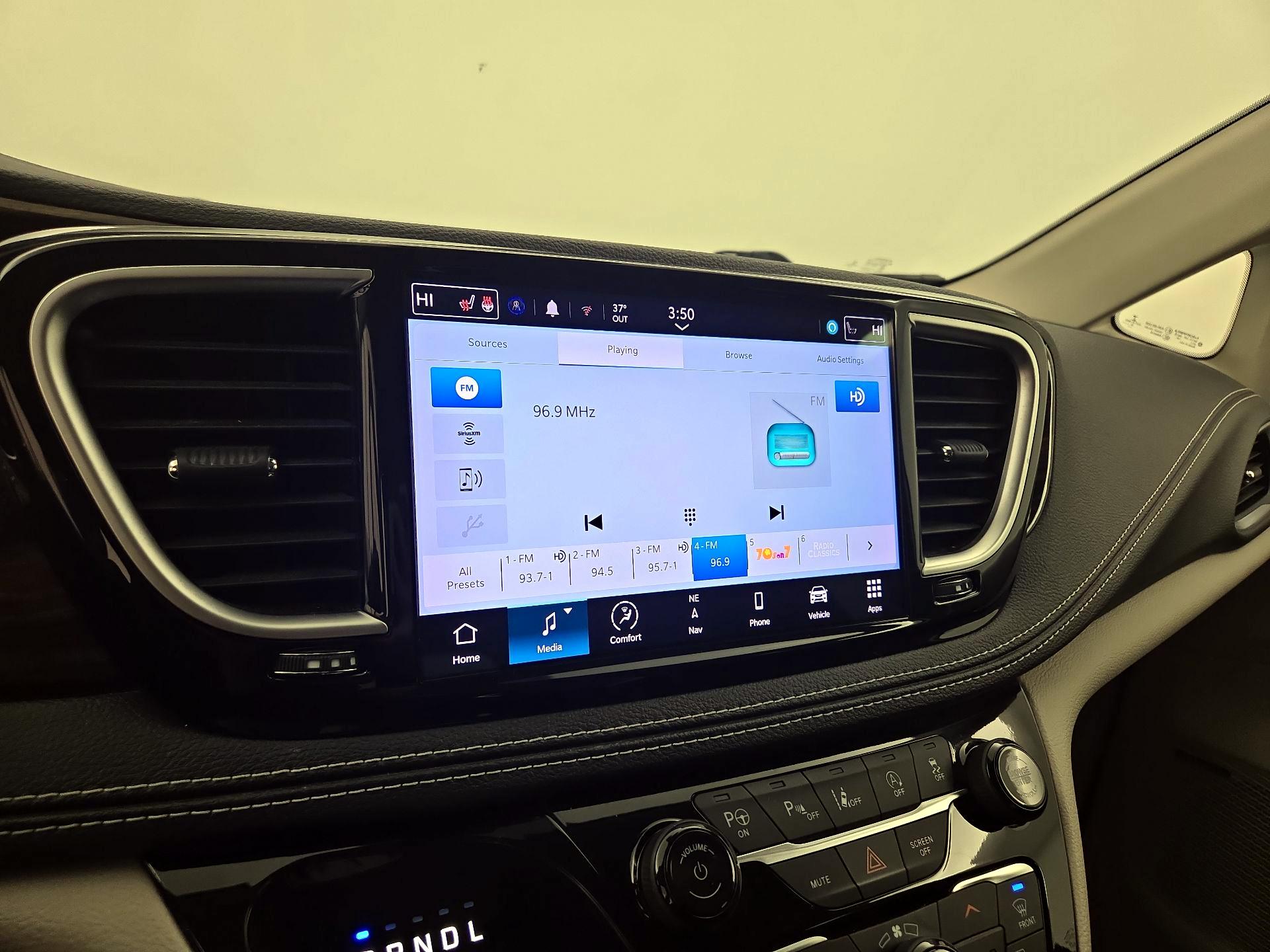 Thumbnail: 2022 Chrysler Pacifica - 16