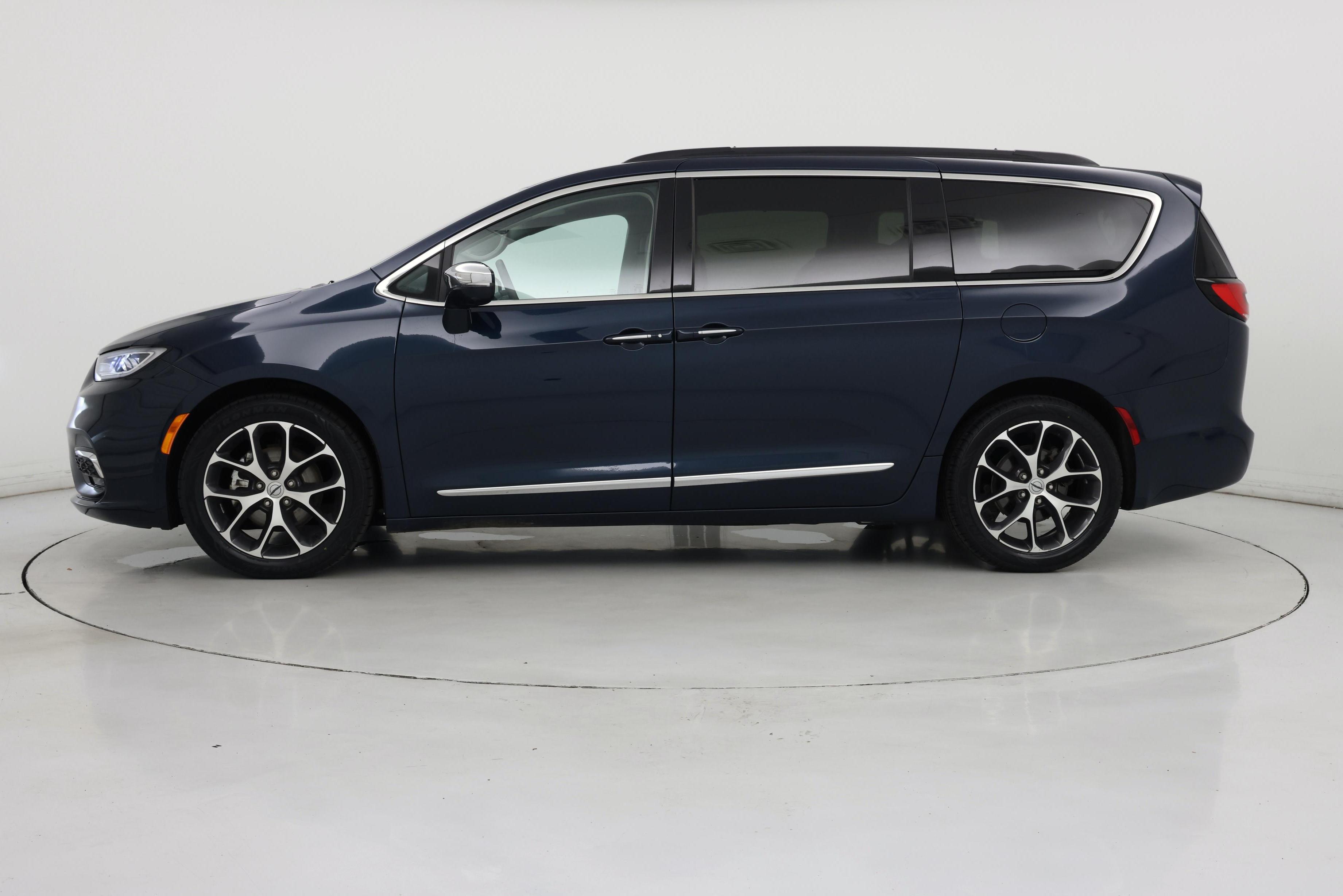 Thumbnail: 2022 Chrysler Pacifica - 3