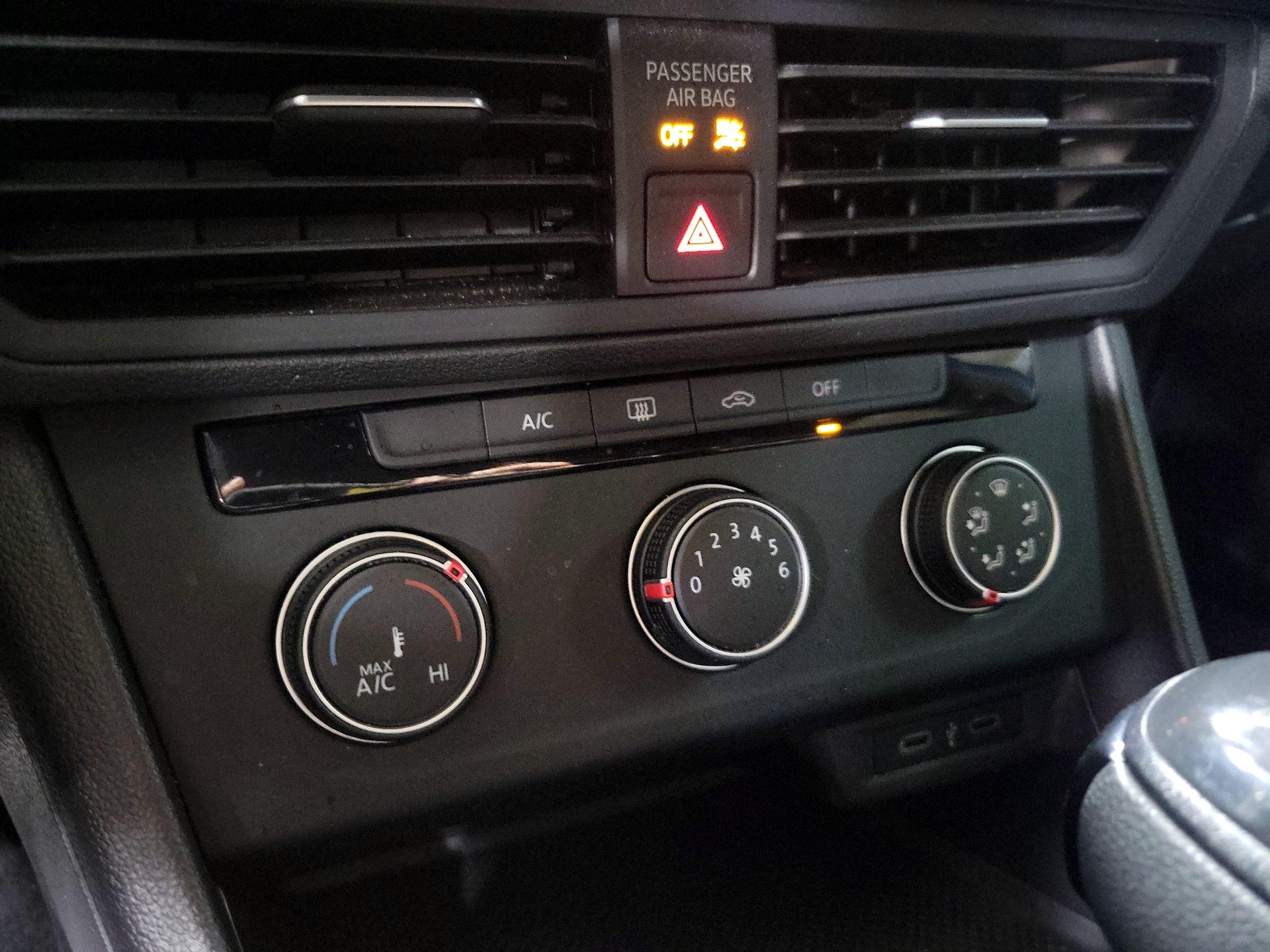 Thumbnail: 2022 Volkswagen Jetta - 16