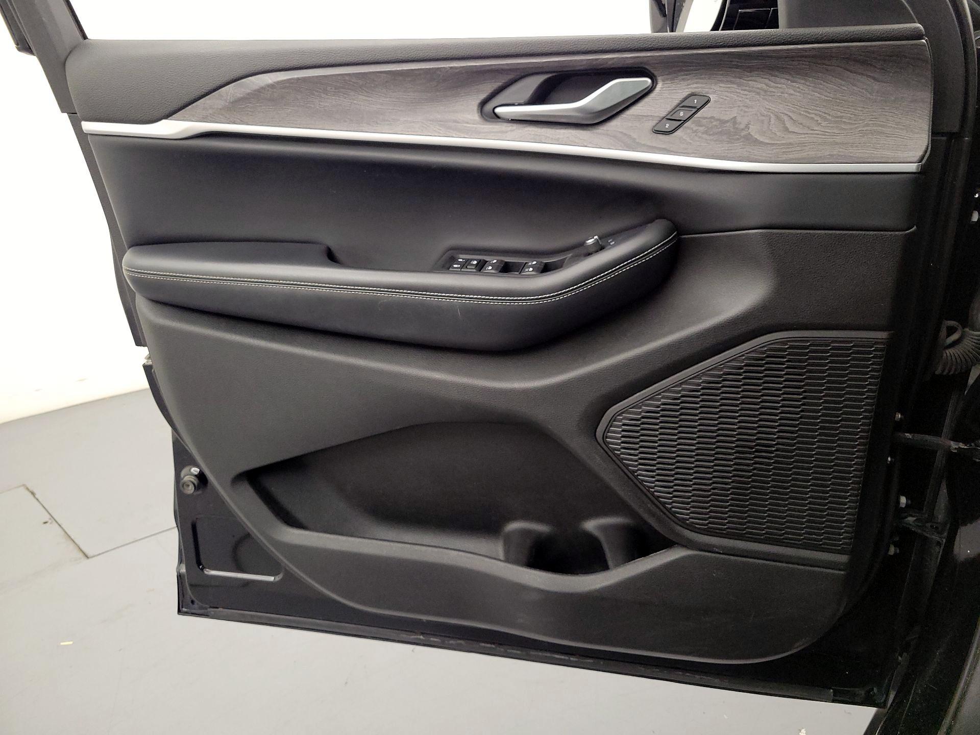 Thumbnail: 2023 Jeep Grand Cherokee - 12