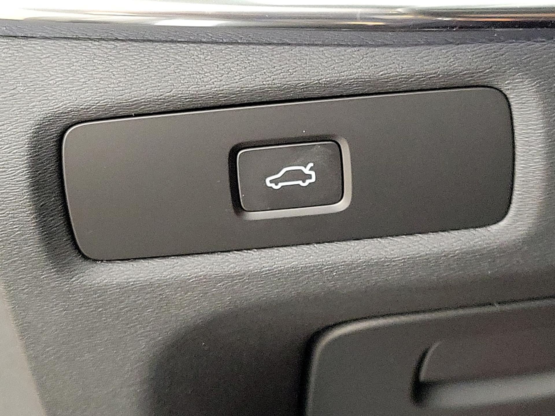 Thumbnail: 2025 Volvo S90 - 13