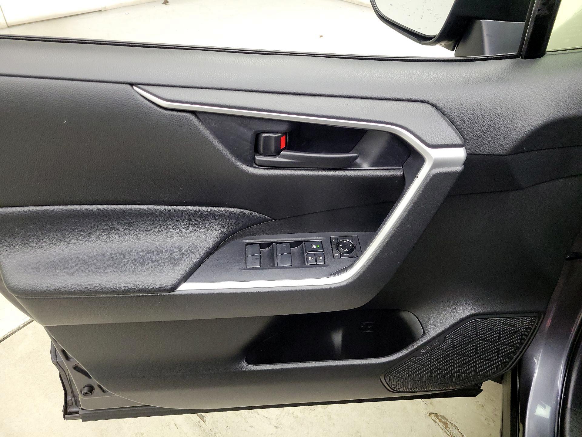 Thumbnail: 2020 Toyota RAV4 - 12