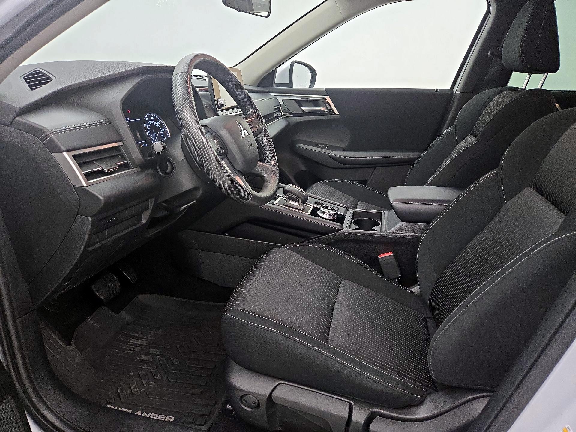 Thumbnail: 2022 Mitsubishi Outlander - 11