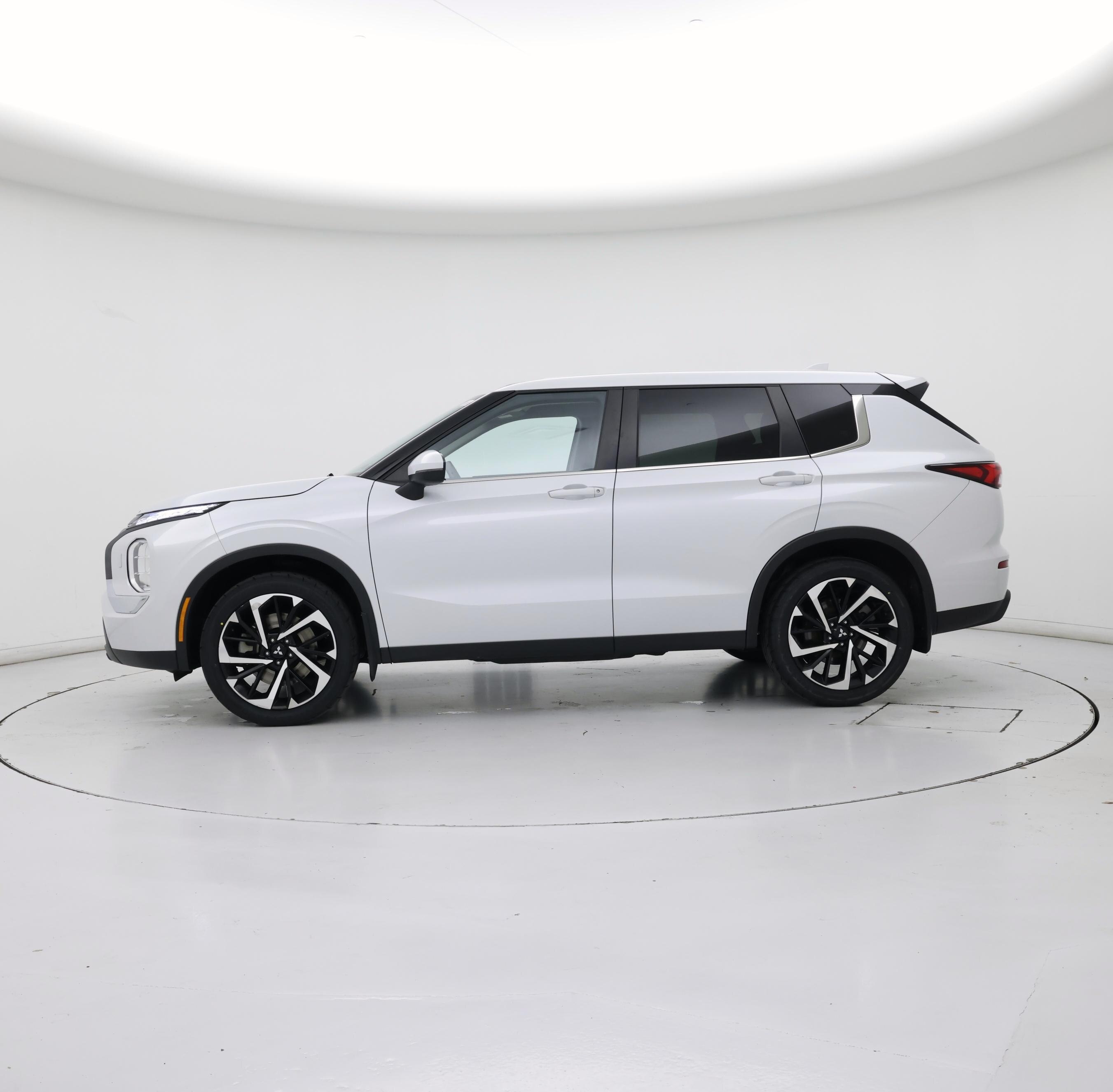 Thumbnail: 2022 Mitsubishi Outlander - 3
