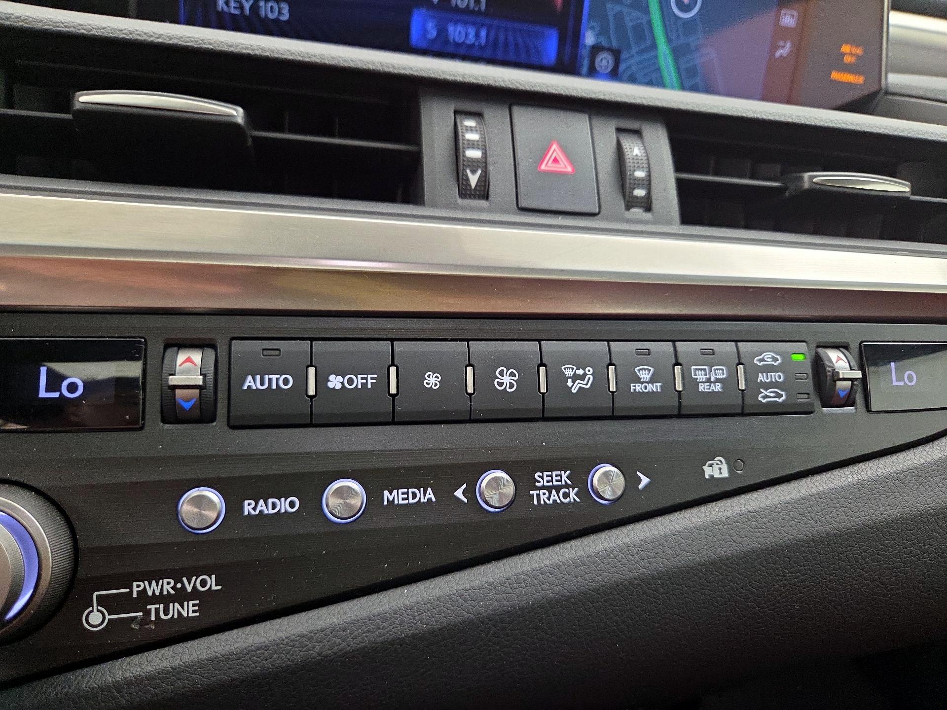 Thumbnail: 2021 Lexus ES - 17