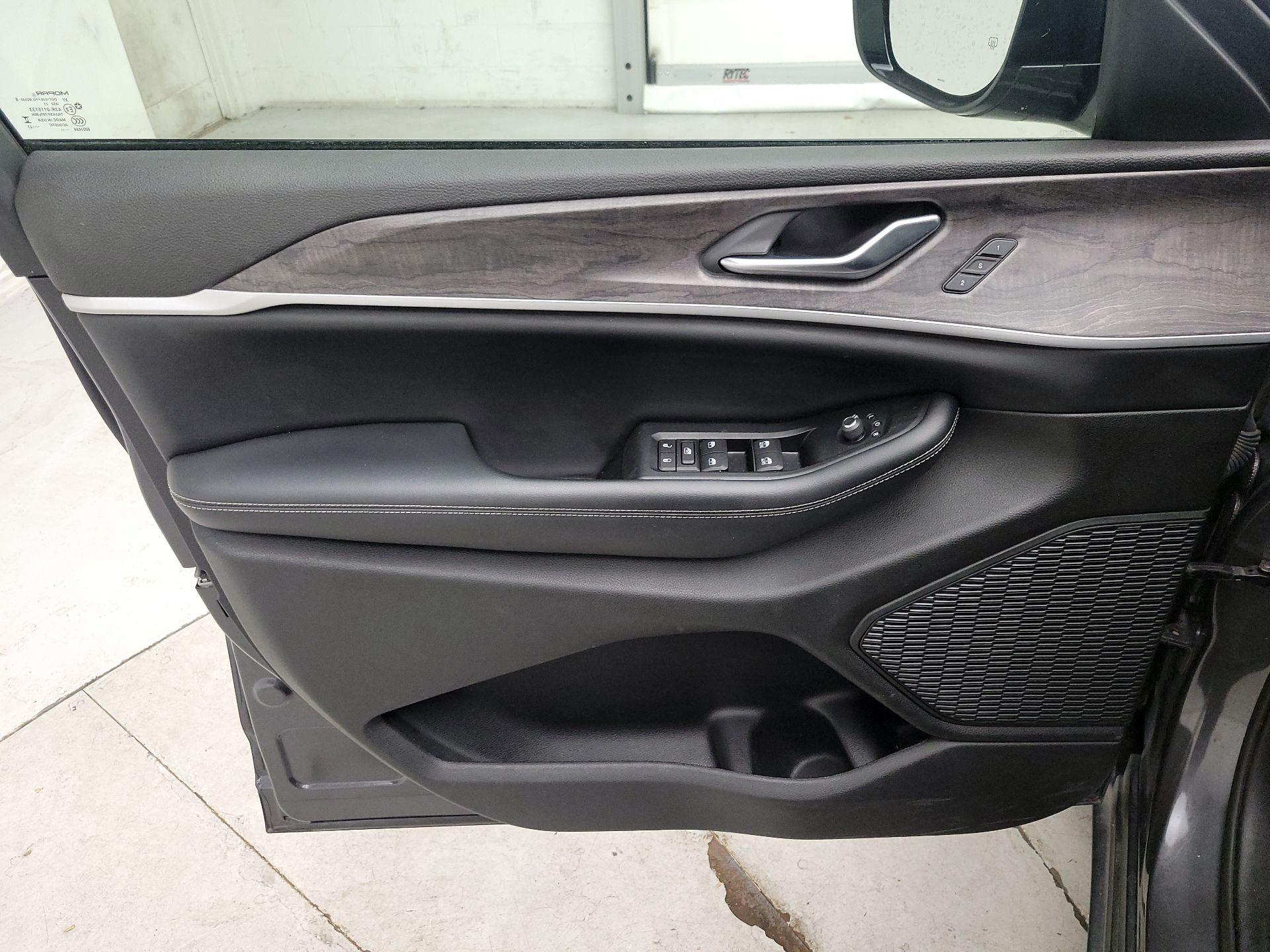 Thumbnail: 2023 Jeep Grand Cherokee - 10