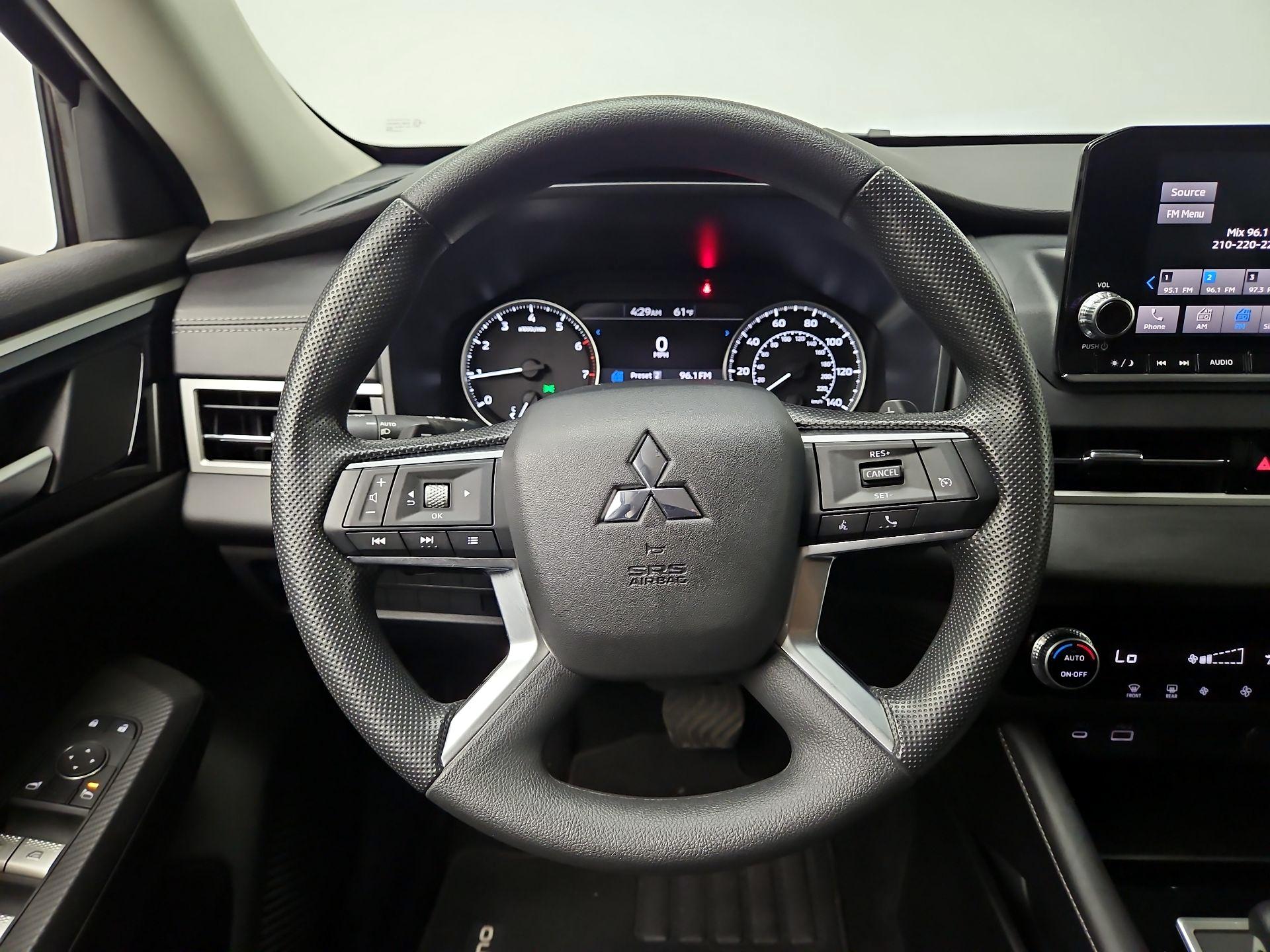 Thumbnail: 2024 Mitsubishi Outlander - 10