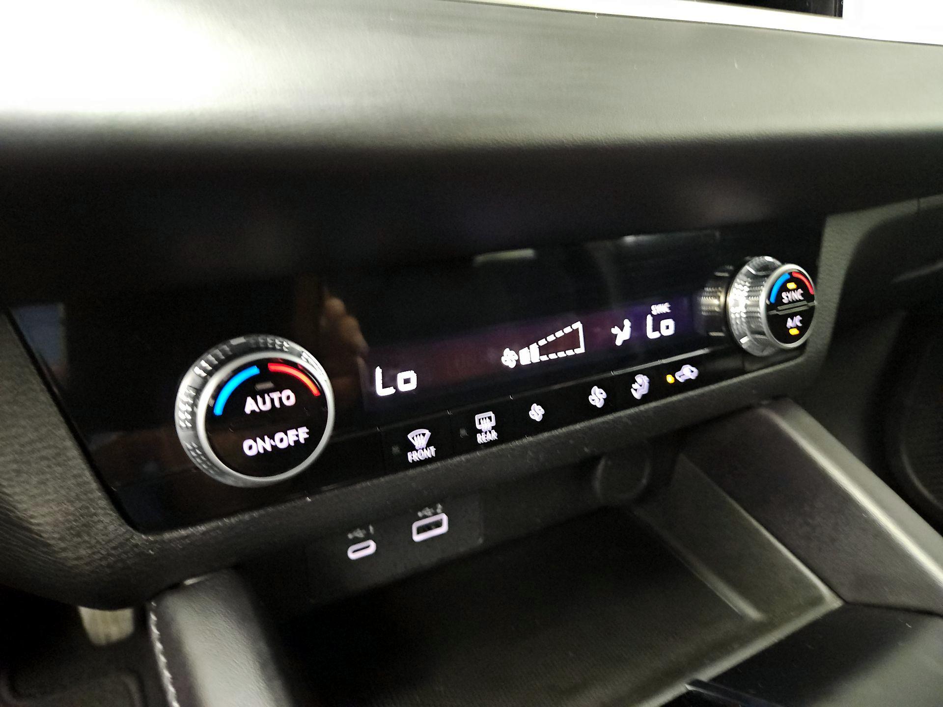 Thumbnail: 2024 Mitsubishi Outlander - 16