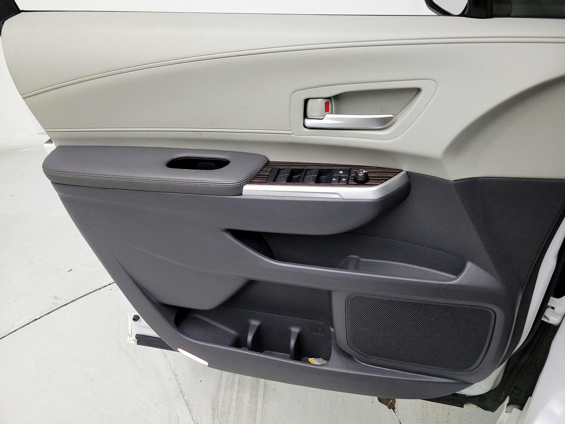 Thumbnail: 2023 Toyota Sienna - 12