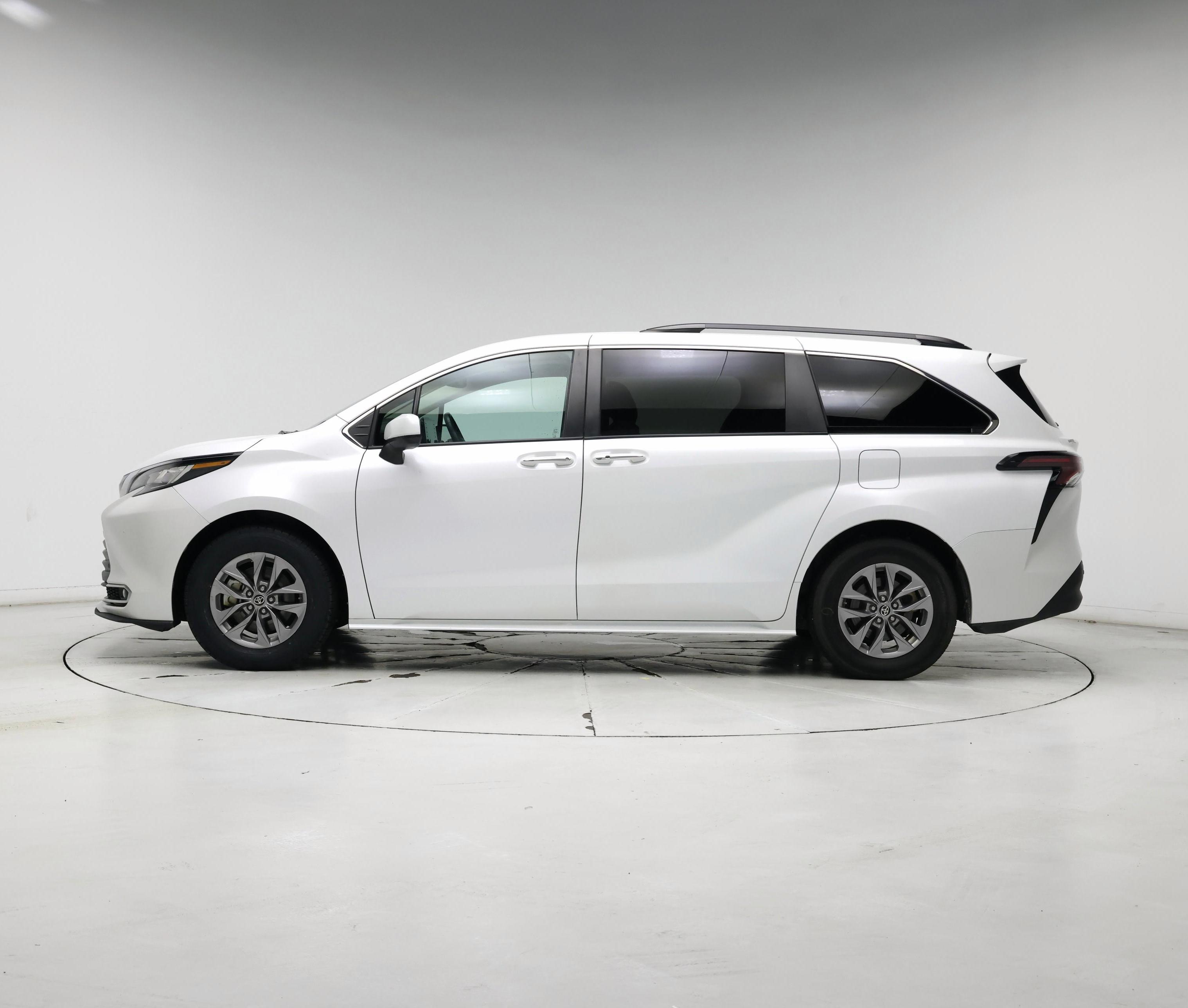 Thumbnail: 2023 Toyota Sienna - 3