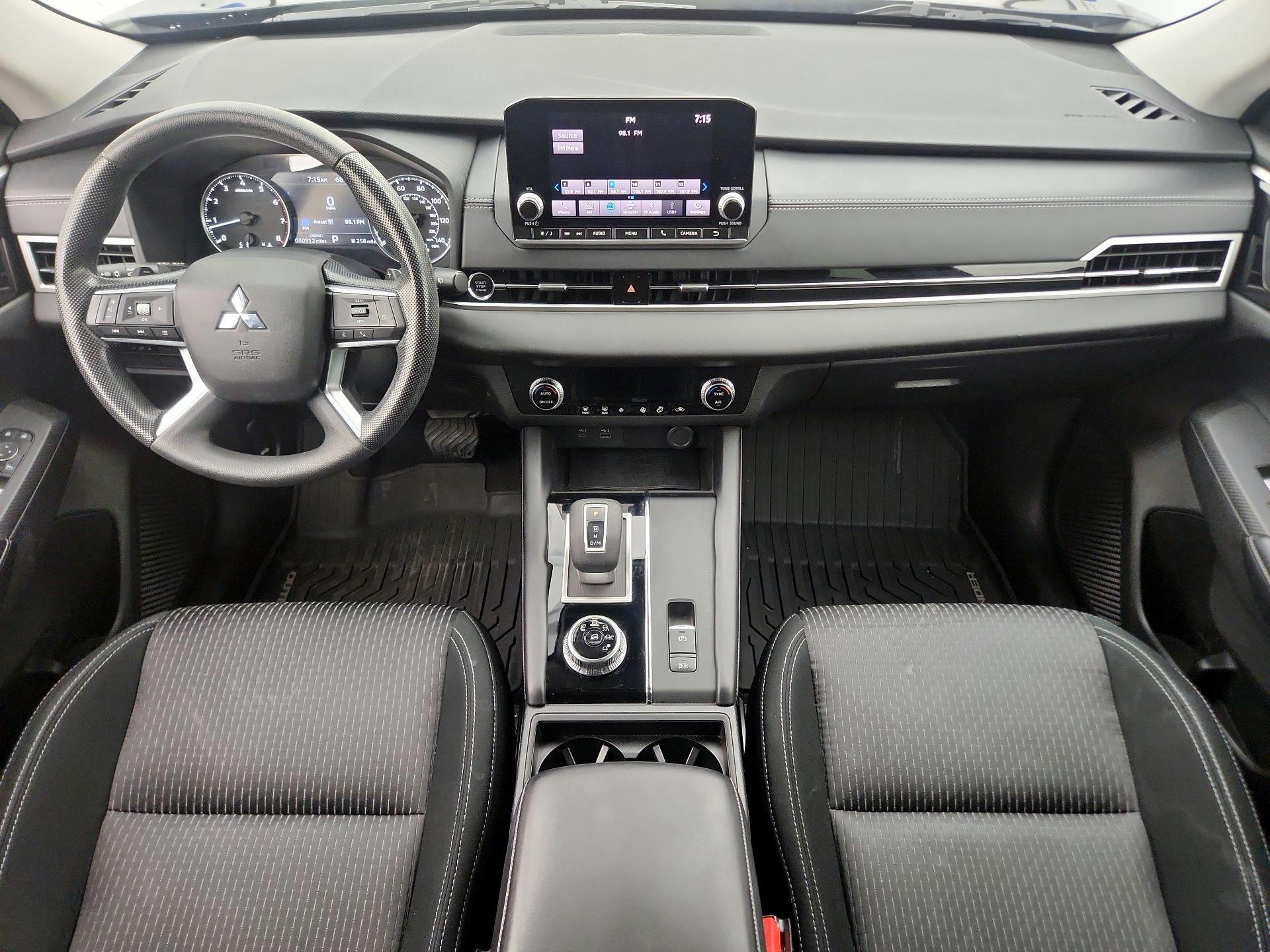 Thumbnail: 2022 Mitsubishi Outlander - 9