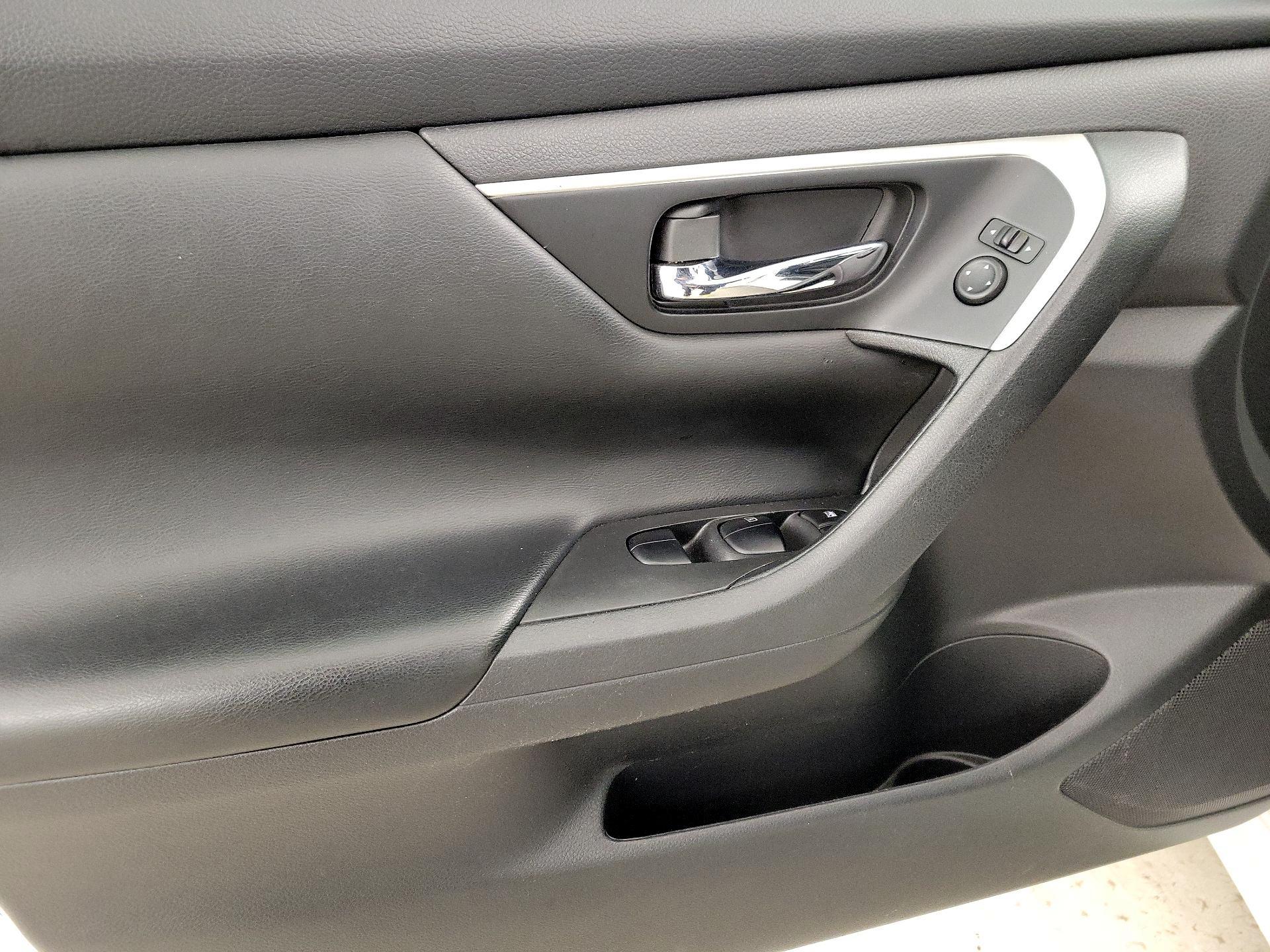 Thumbnail: 2016 Nissan Altima - 12