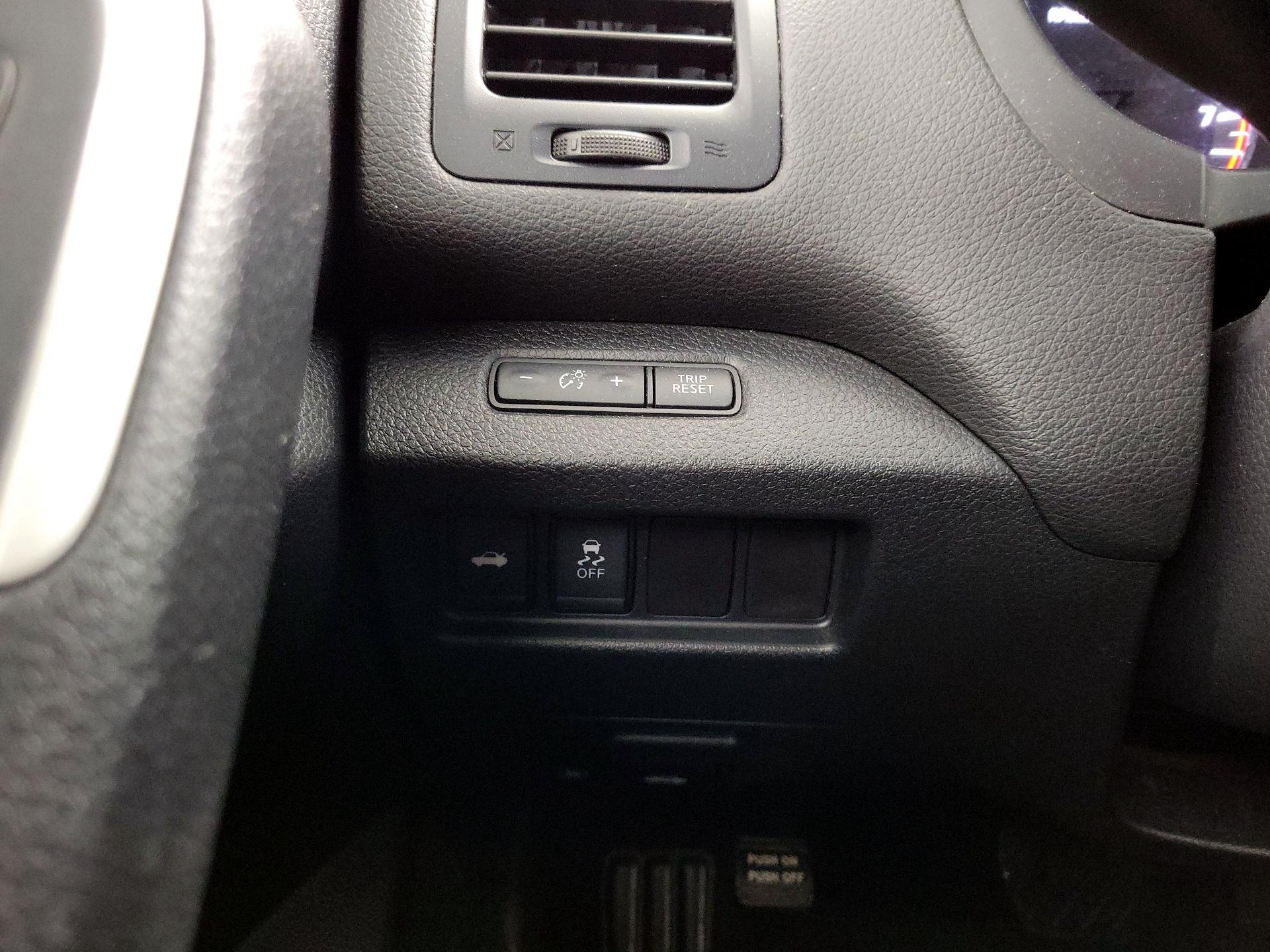 Thumbnail: 2016 Nissan Altima - 13