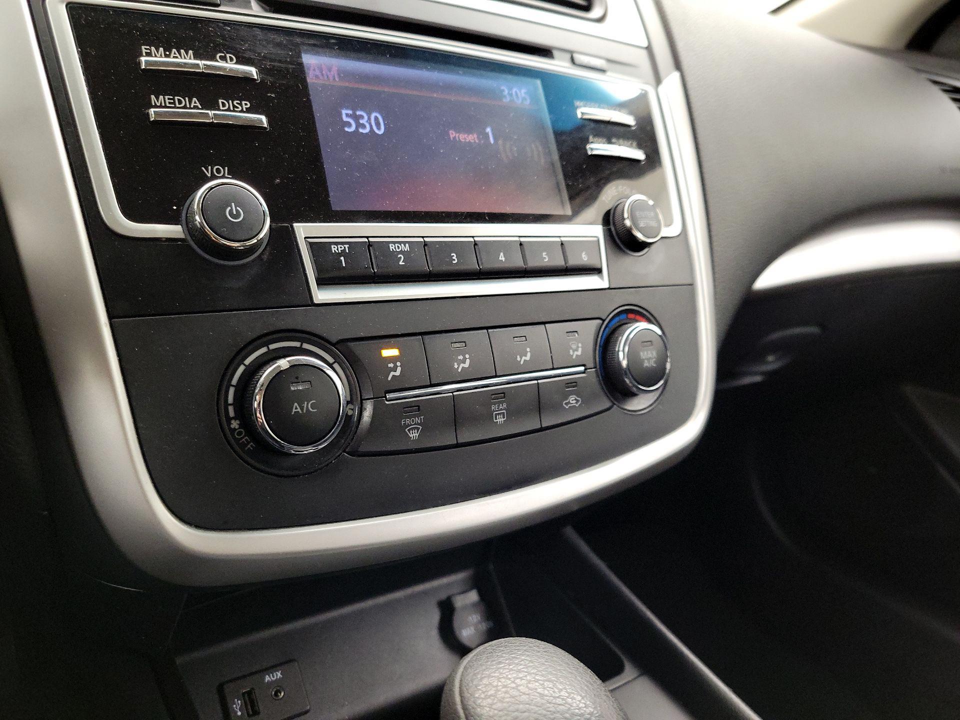 Thumbnail: 2016 Nissan Altima - 16