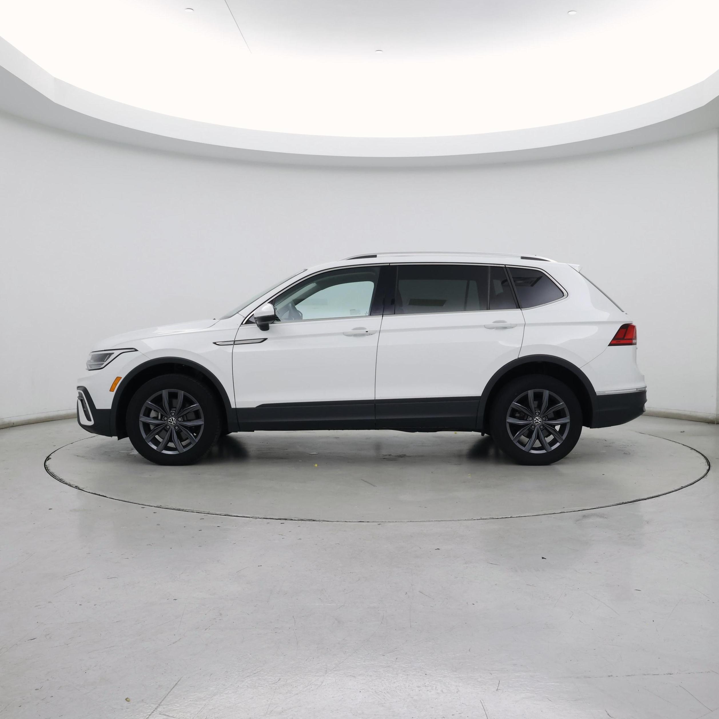 Thumbnail: 2022 Volkswagen Tiguan - 3