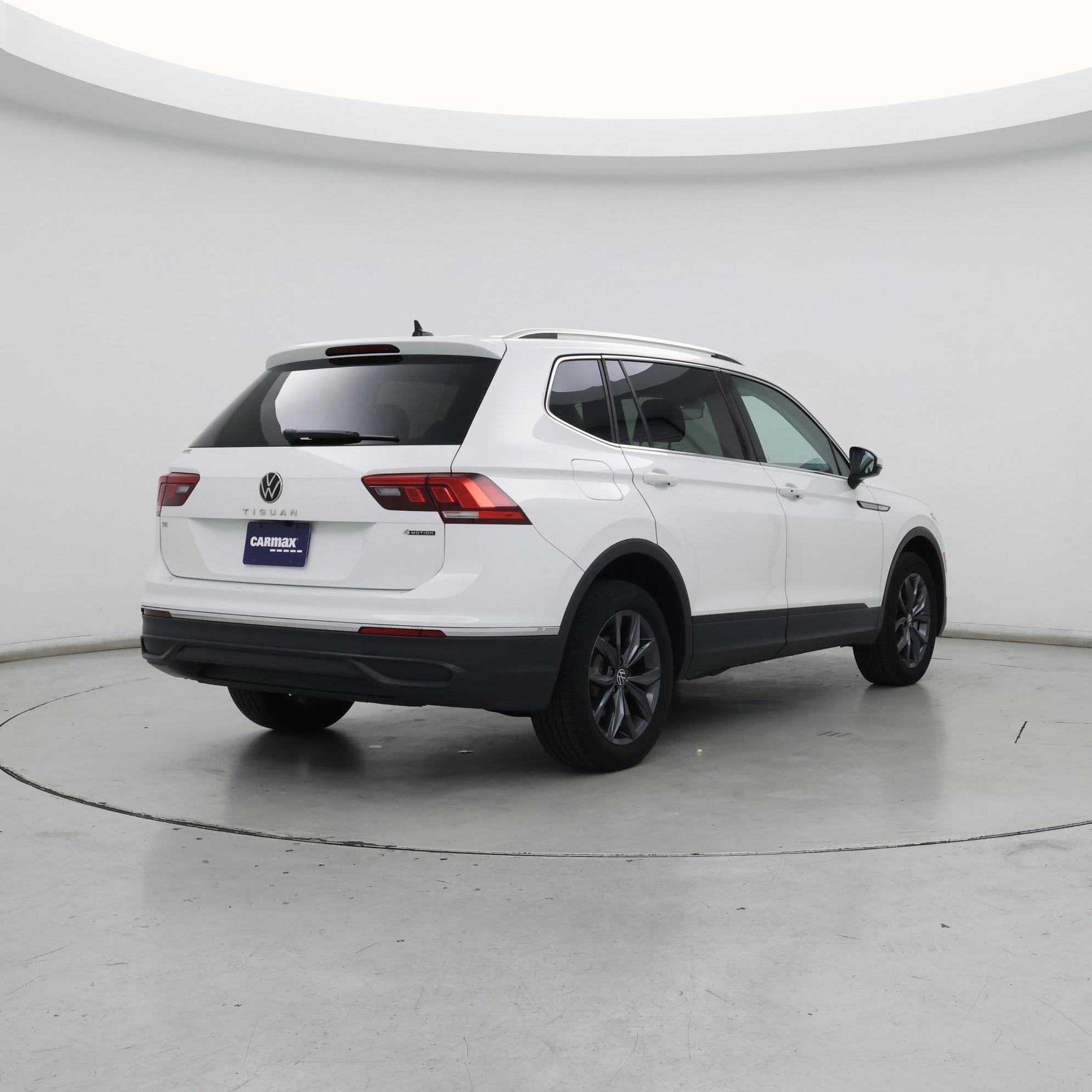 Thumbnail: 2022 Volkswagen Tiguan - 8