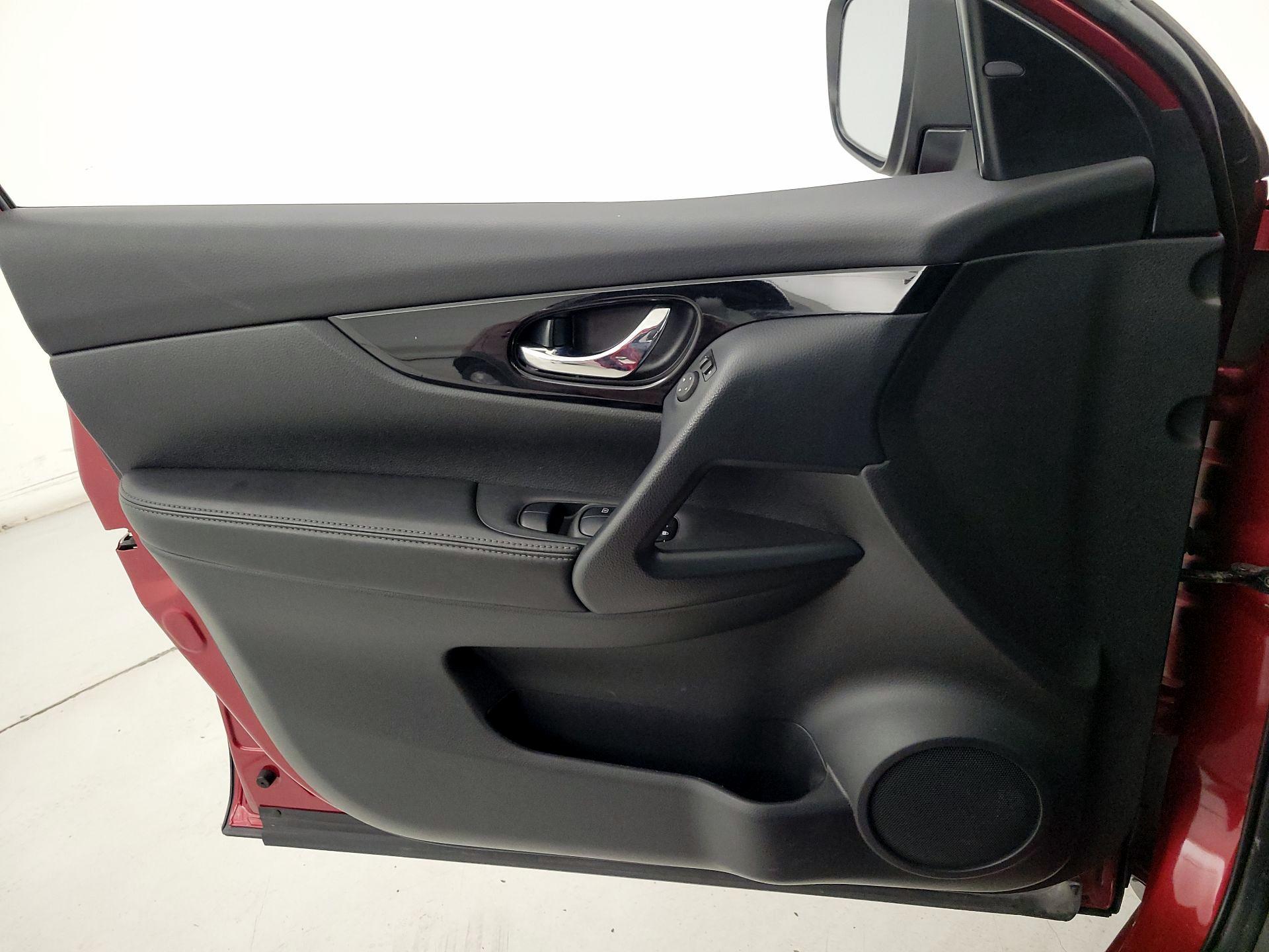 Thumbnail: 2021 Nissan Rogue Sport - 12