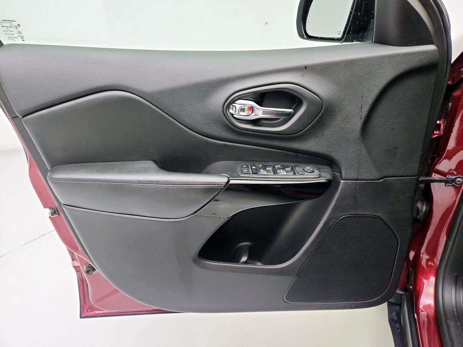 Thumbnail: 2020 Jeep Cherokee - 12