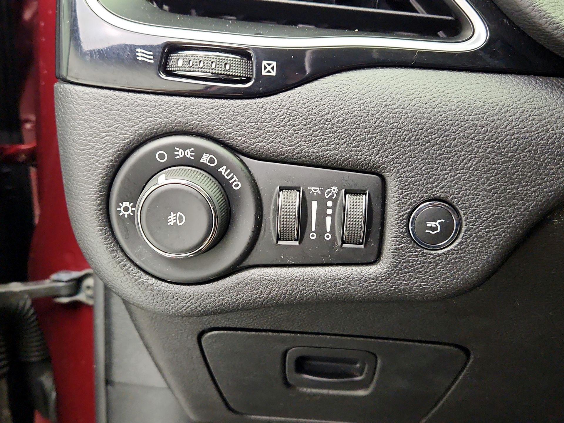 Thumbnail: 2020 Jeep Cherokee - 13