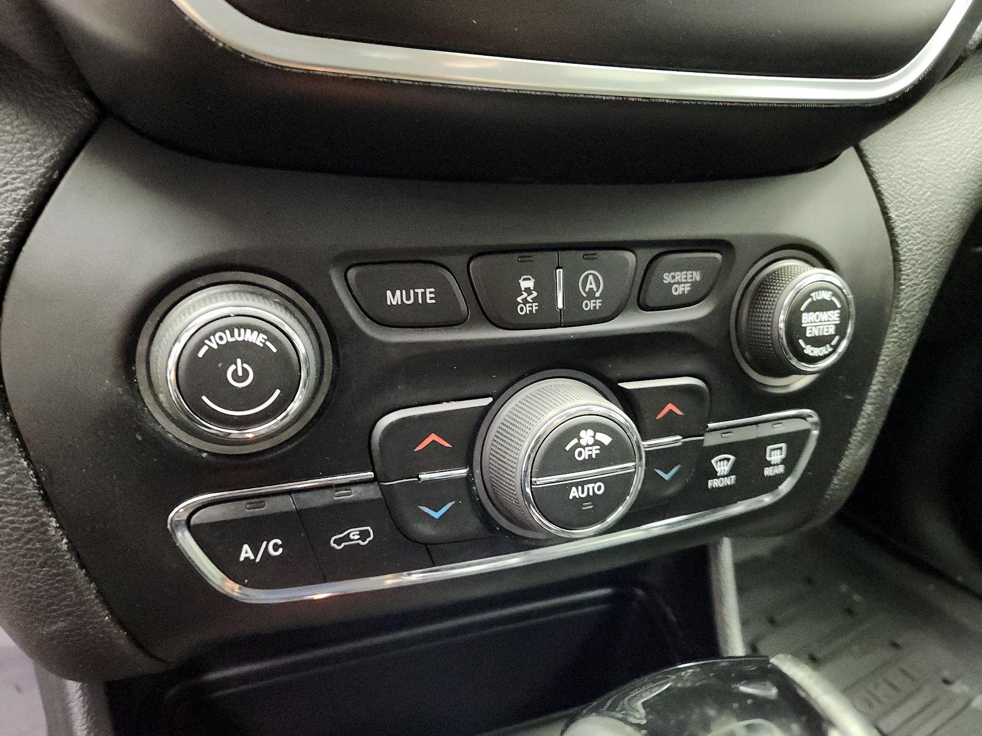 Thumbnail: 2020 Jeep Cherokee - 16