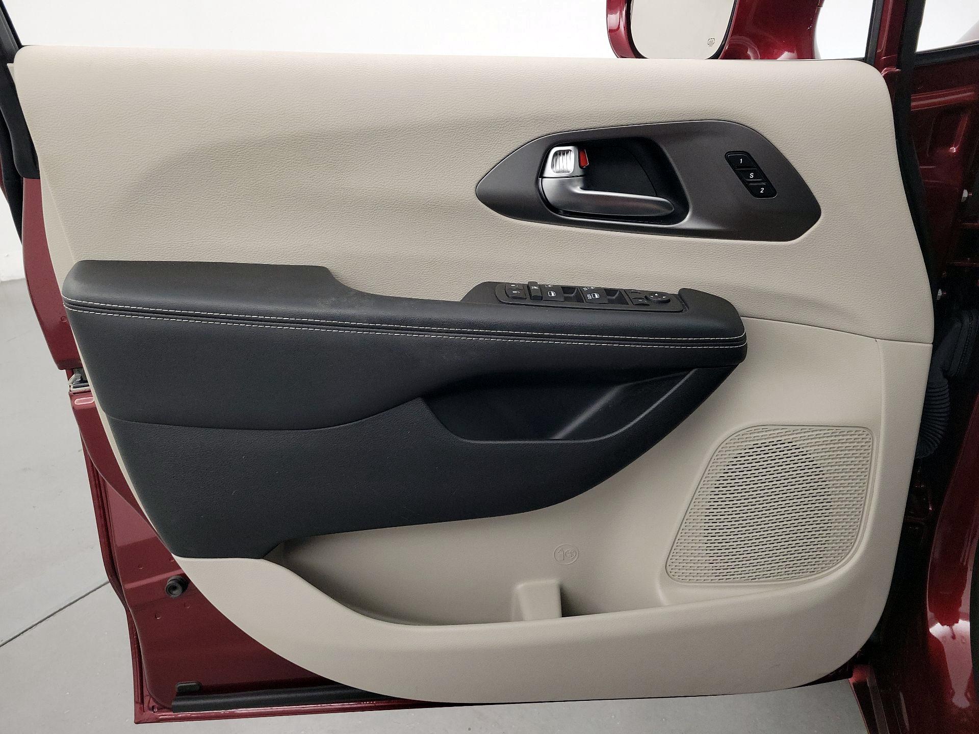 Thumbnail: 2022 Chrysler Pacifica - 12