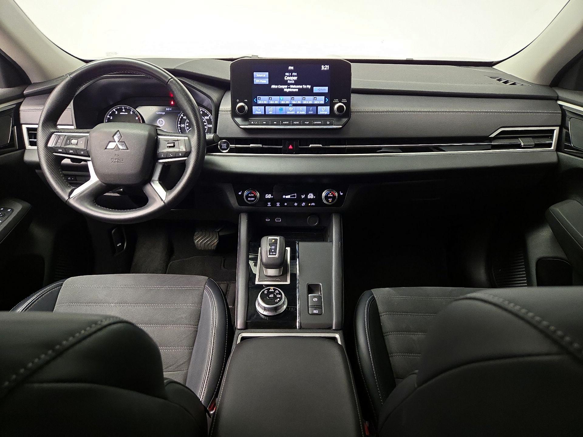 Thumbnail: 2023 Mitsubishi Outlander - 9