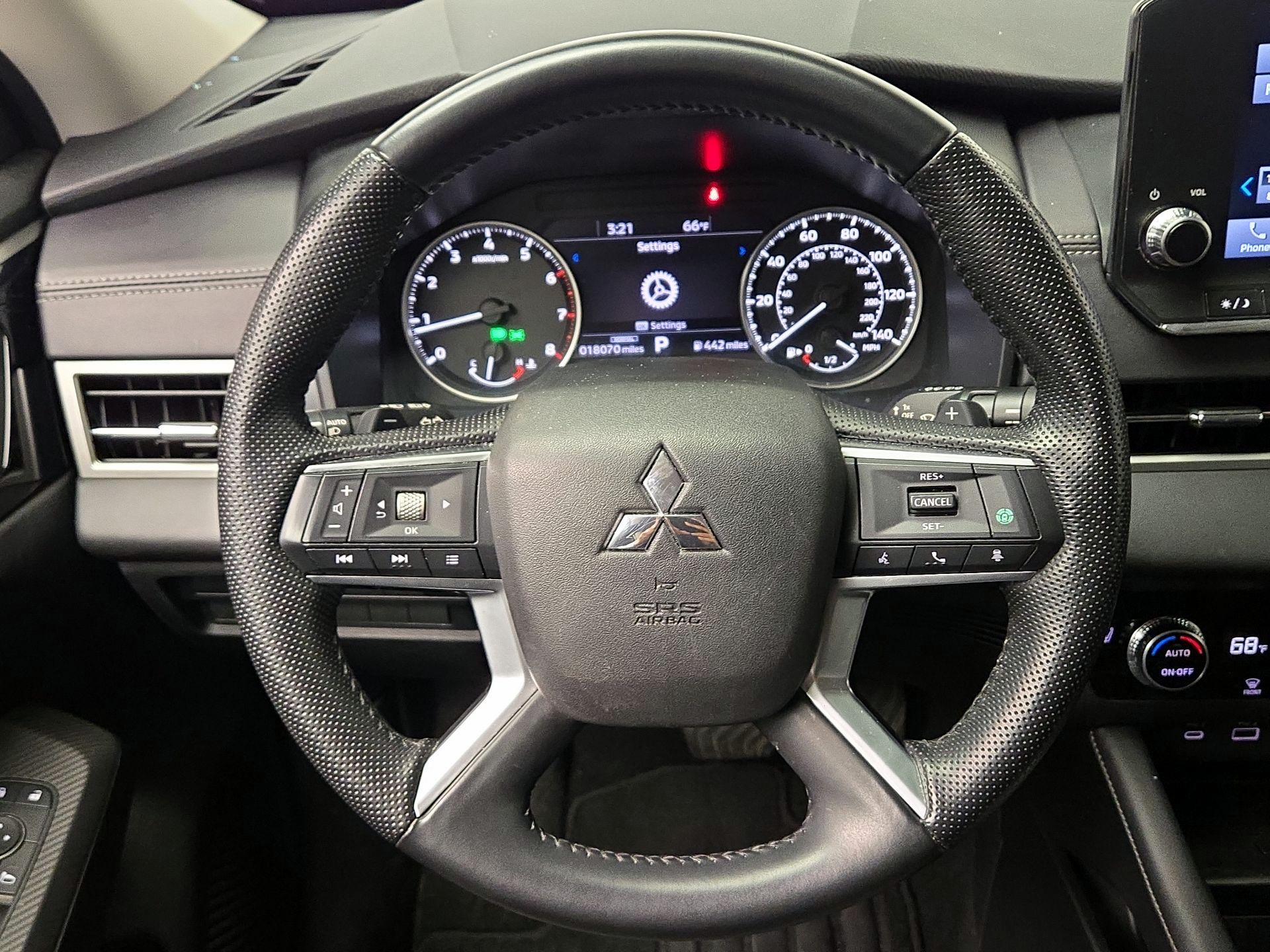 Thumbnail: 2023 Mitsubishi Outlander - 10