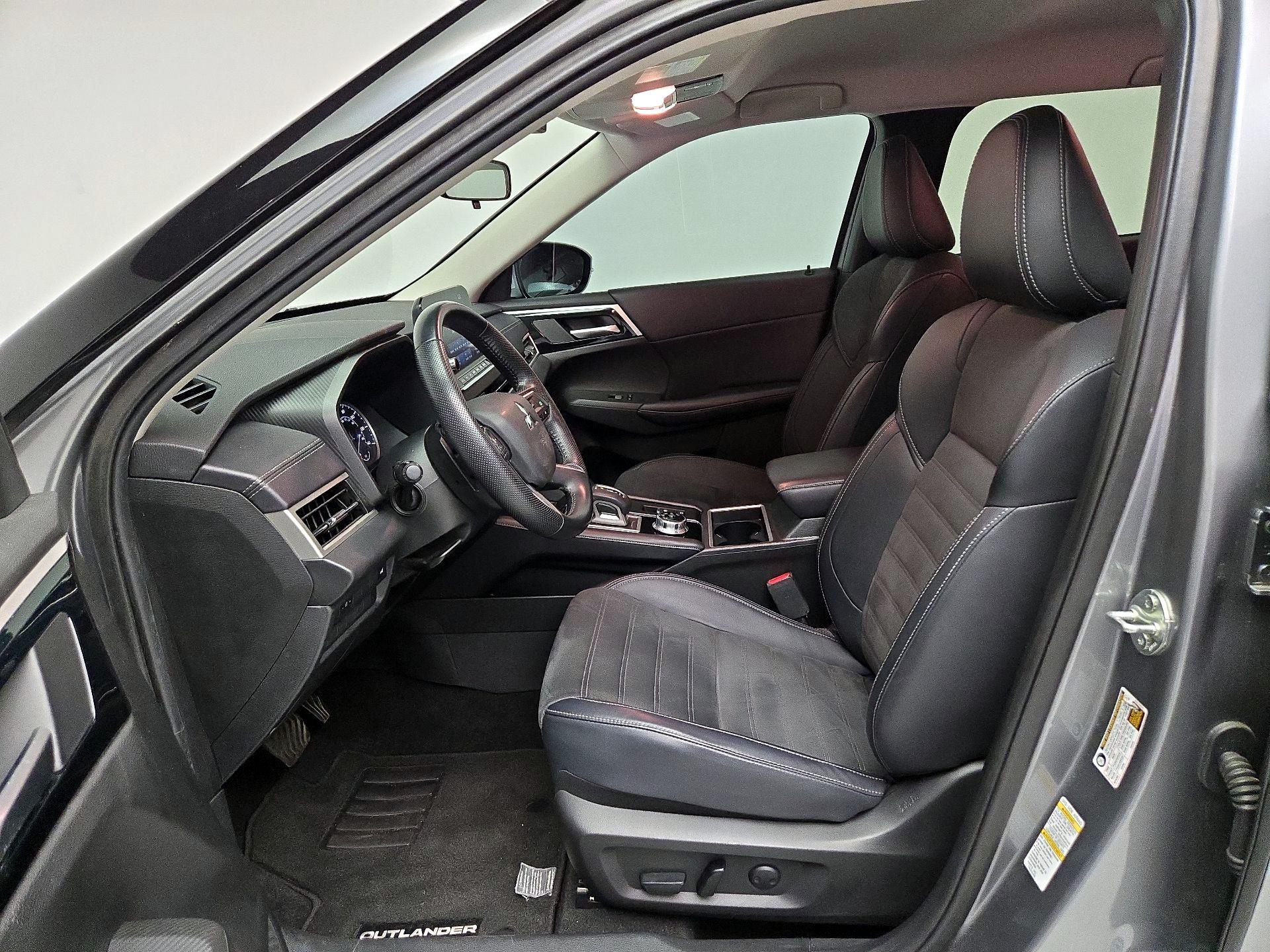 Thumbnail: 2023 Mitsubishi Outlander - 11