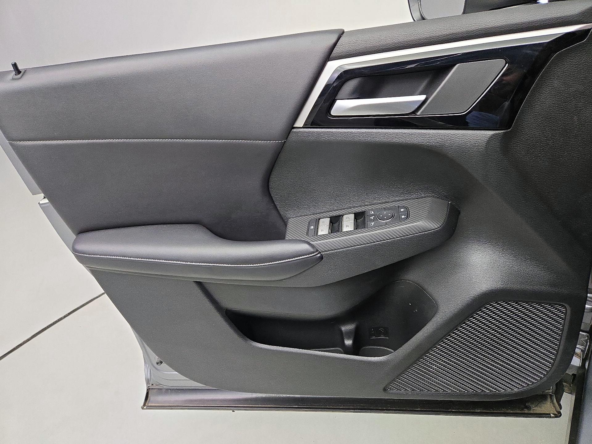 Thumbnail: 2023 Mitsubishi Outlander - 12