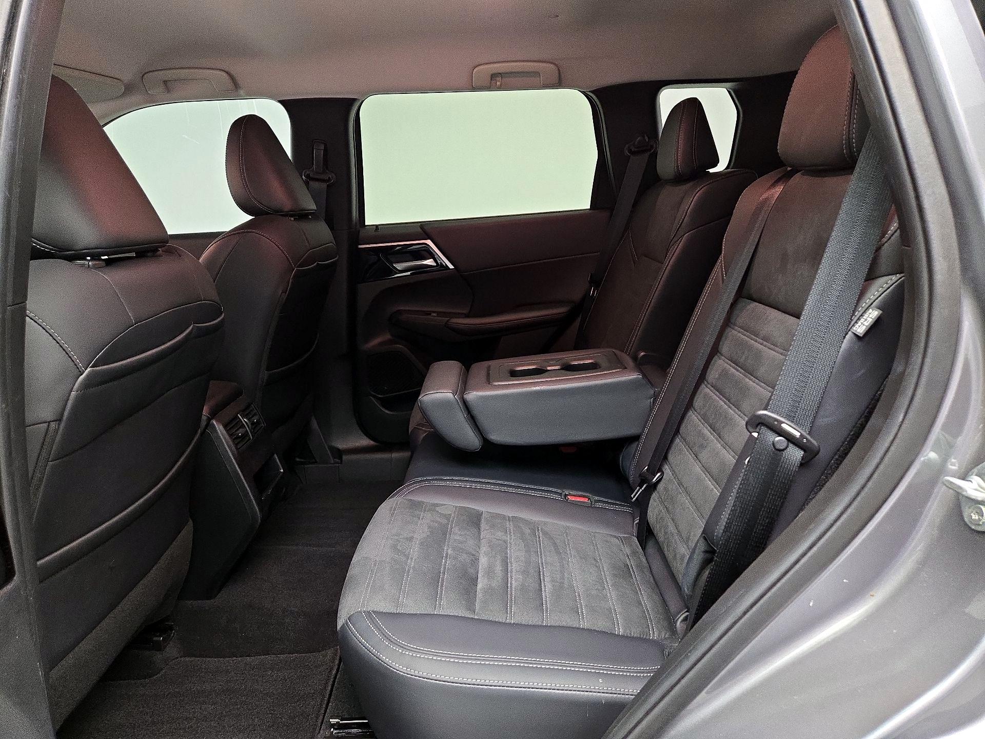 Thumbnail: 2023 Mitsubishi Outlander - 20