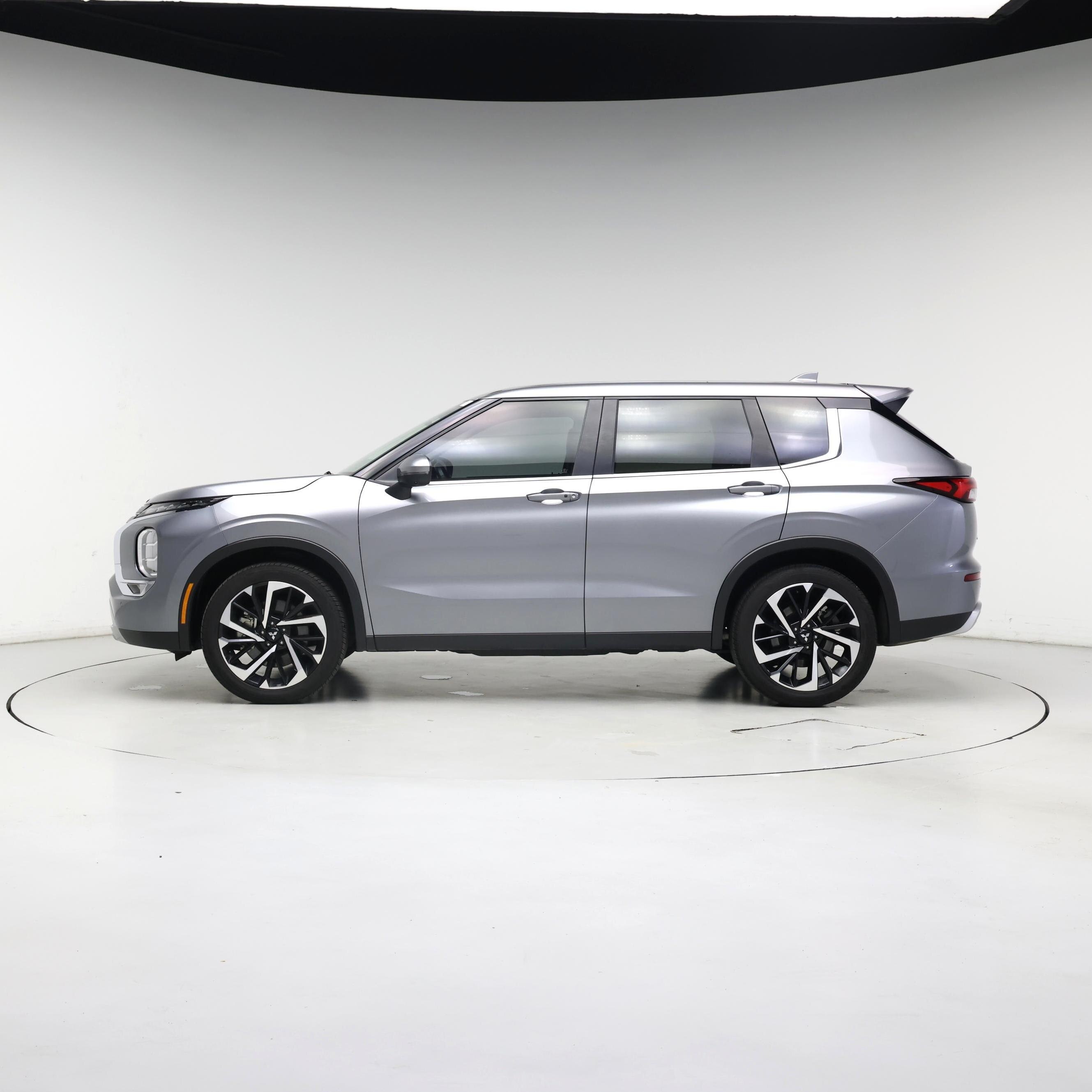 Thumbnail: 2023 Mitsubishi Outlander - 3