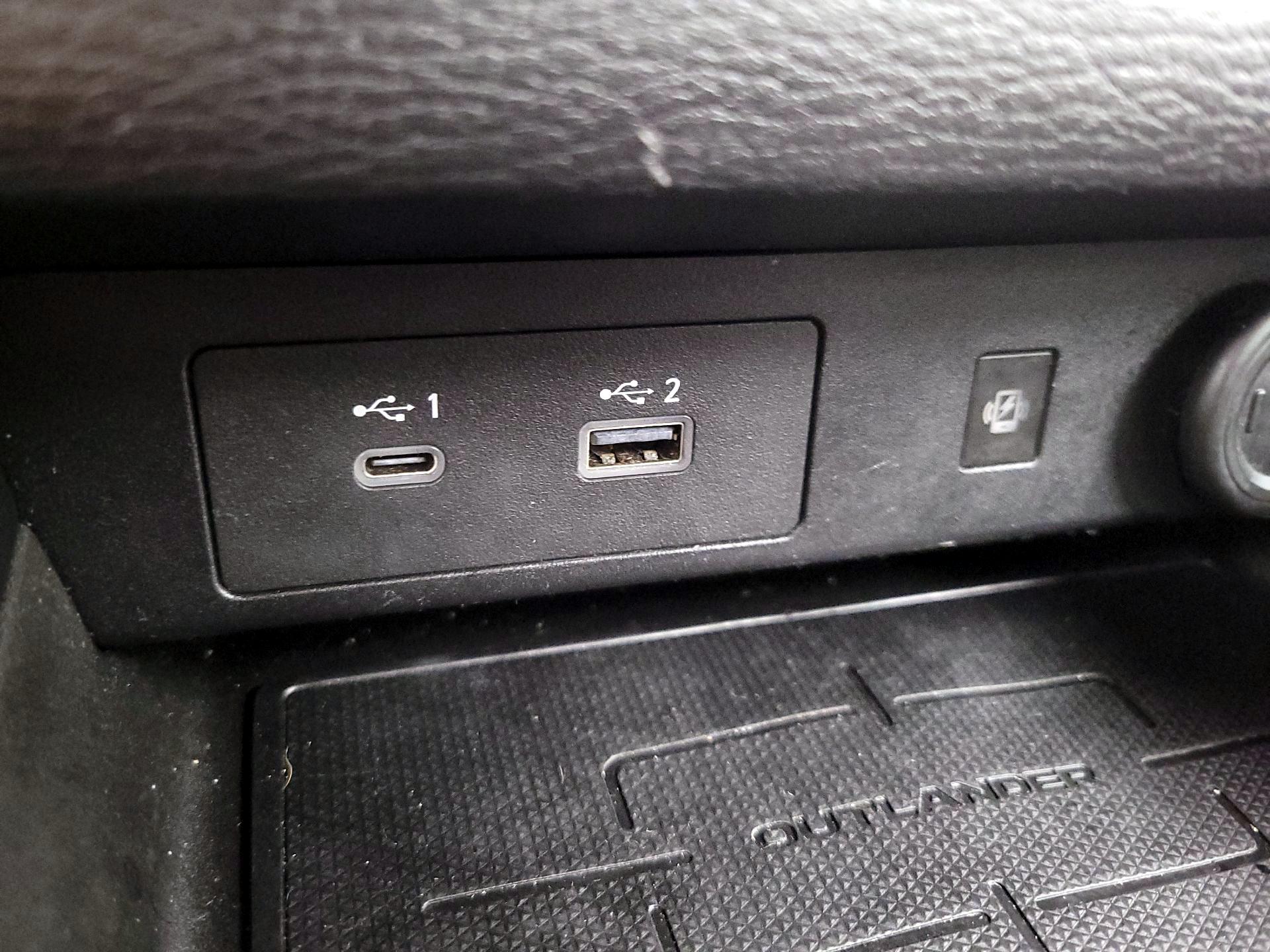 Thumbnail: 2022 Mitsubishi Outlander - 17