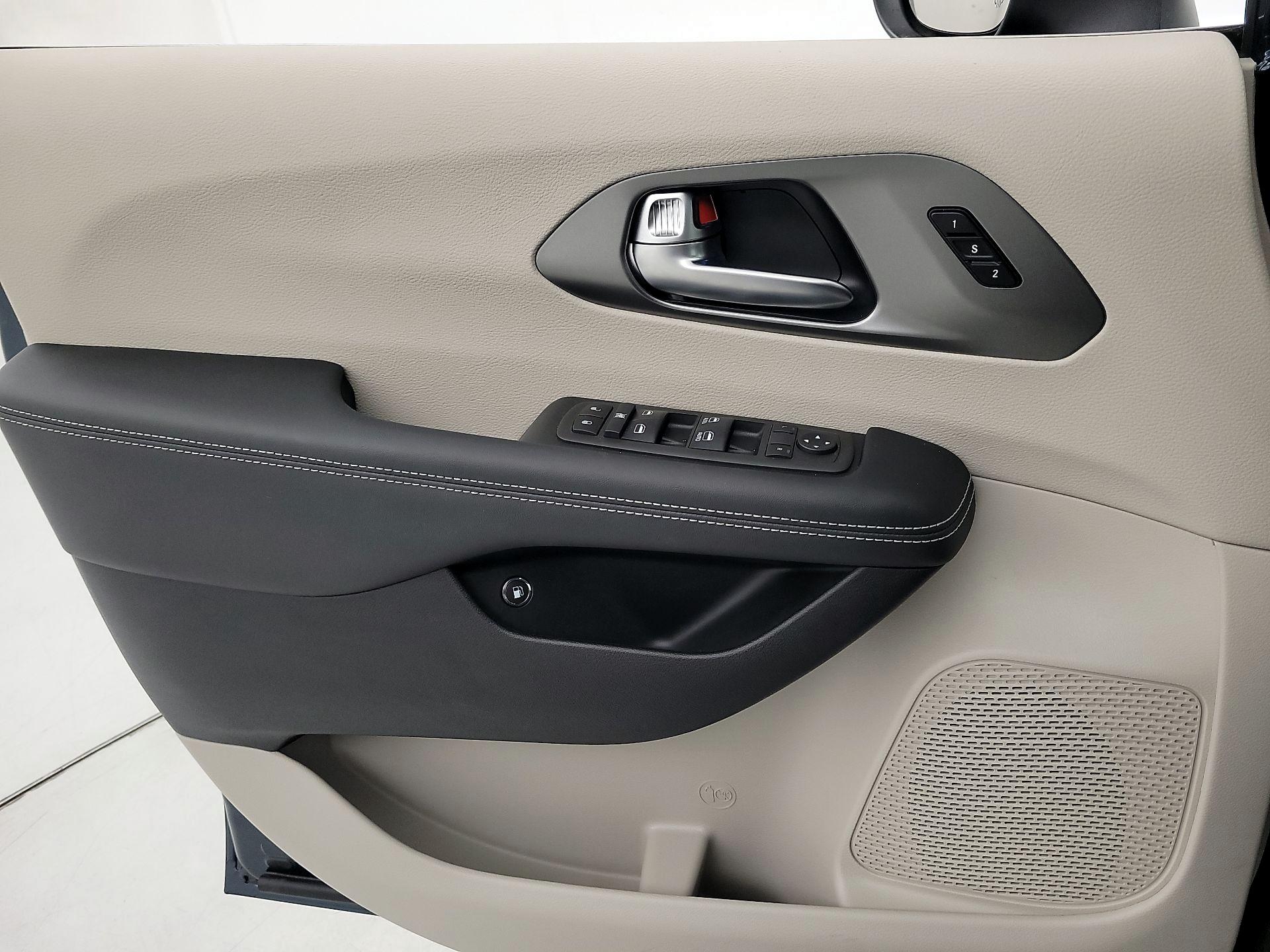 Thumbnail: 2023 Chrysler Pacifica - 12