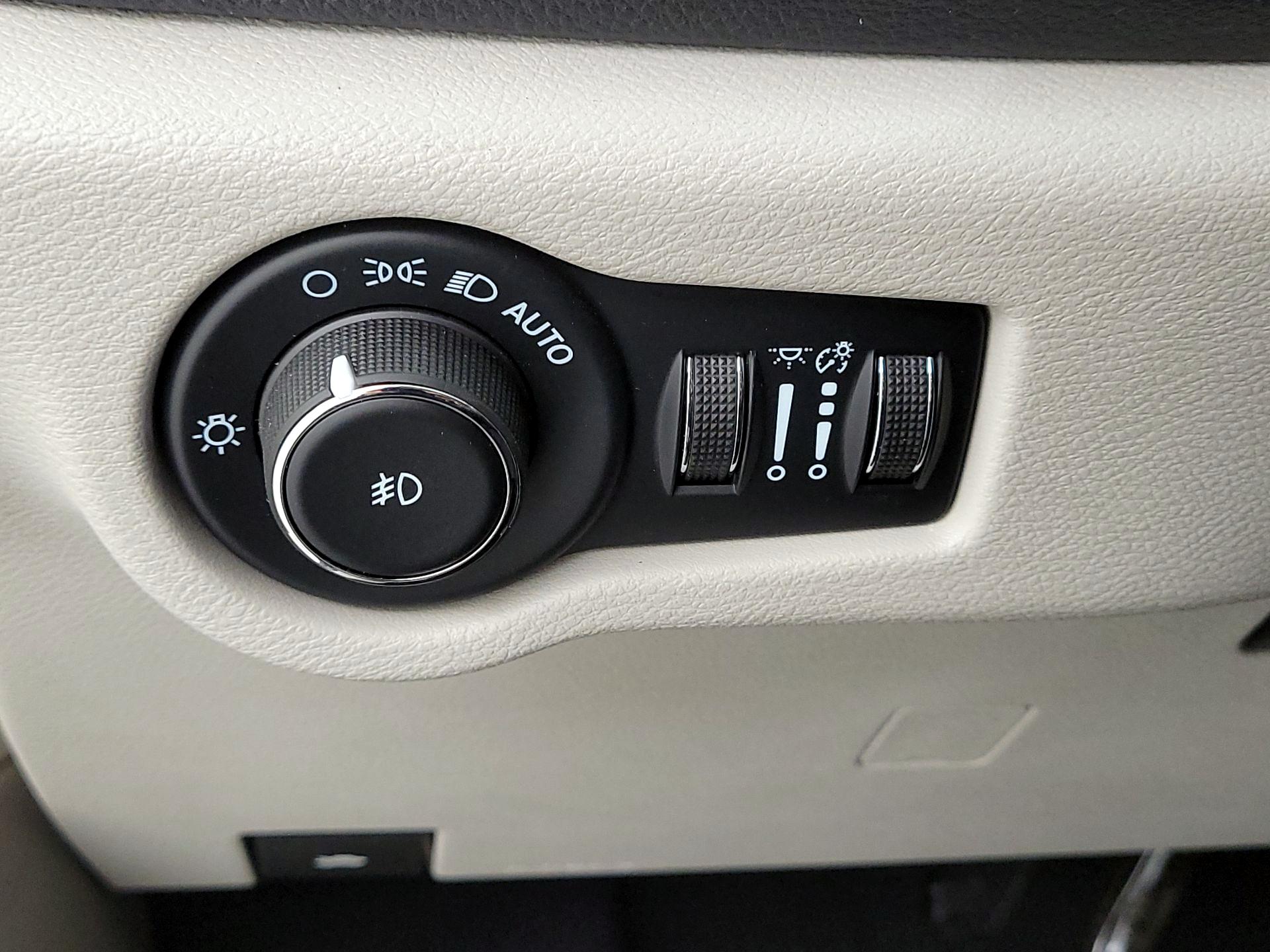 Thumbnail: 2023 Chrysler Pacifica - 13