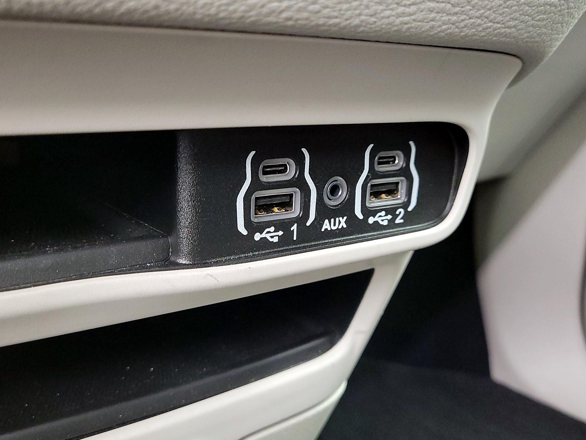 Thumbnail: 2023 Chrysler Pacifica - 18