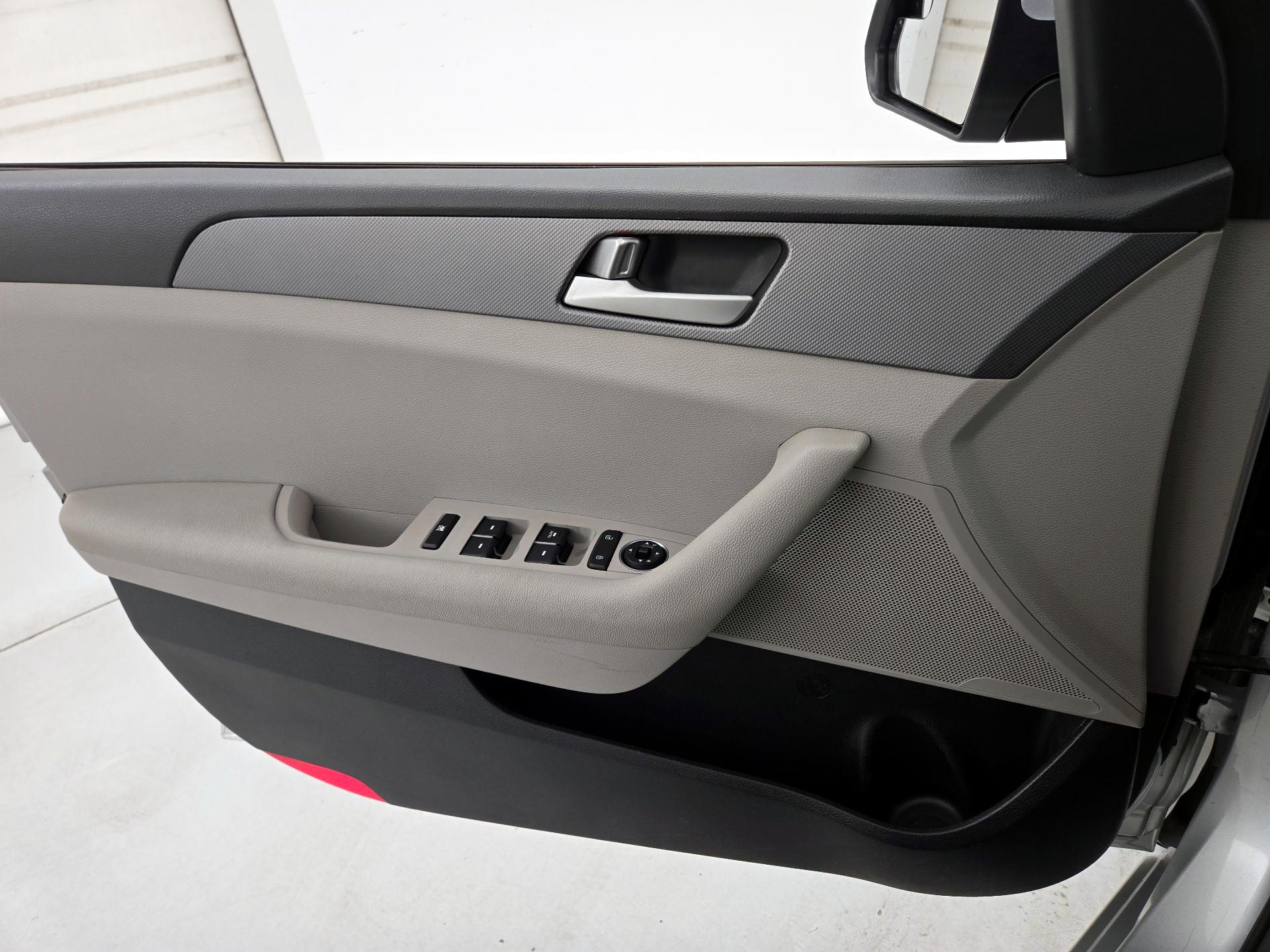 Thumbnail: 2016 Hyundai Sonata - 12