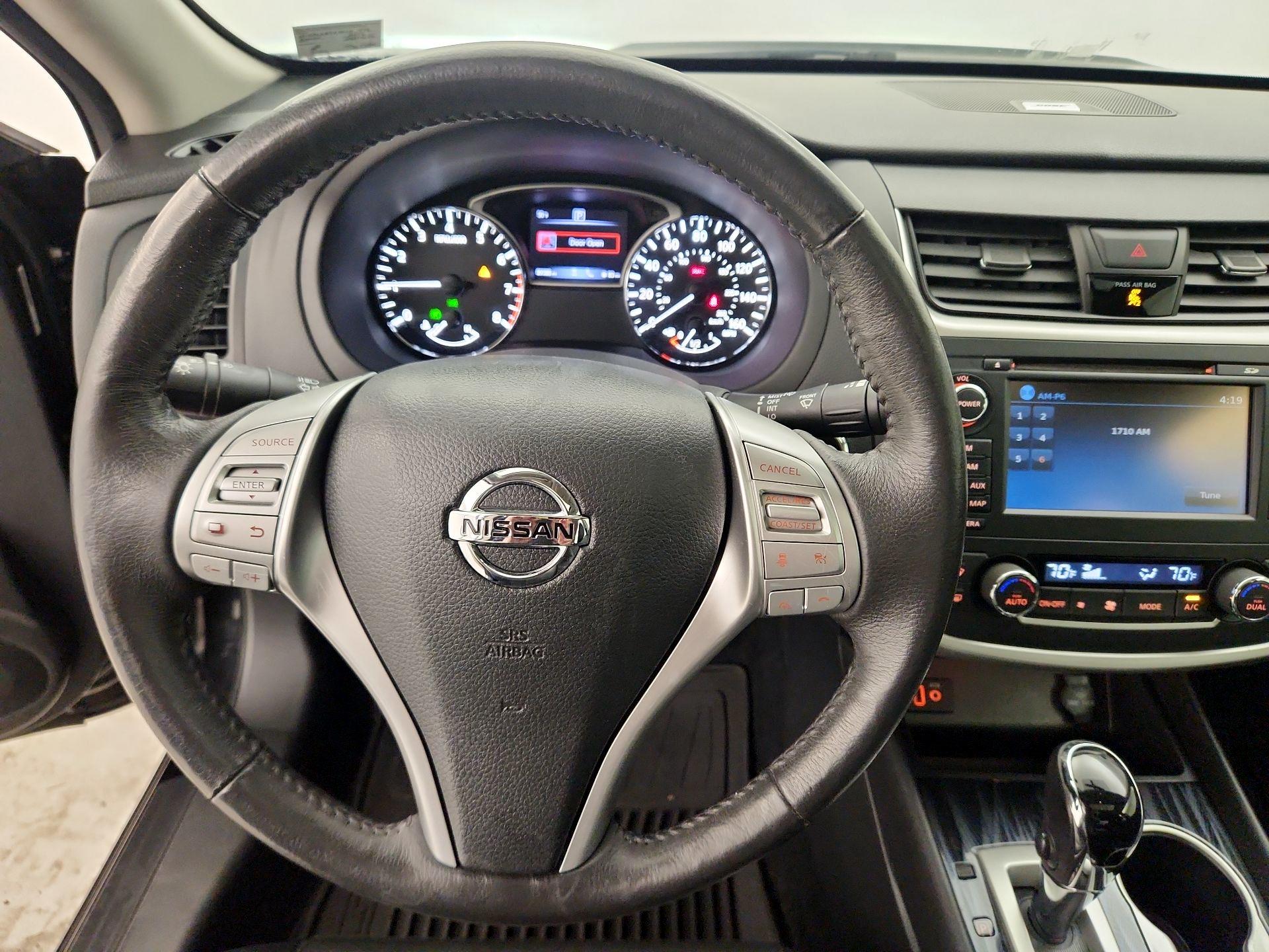 Thumbnail: 2017 Nissan Altima - 10