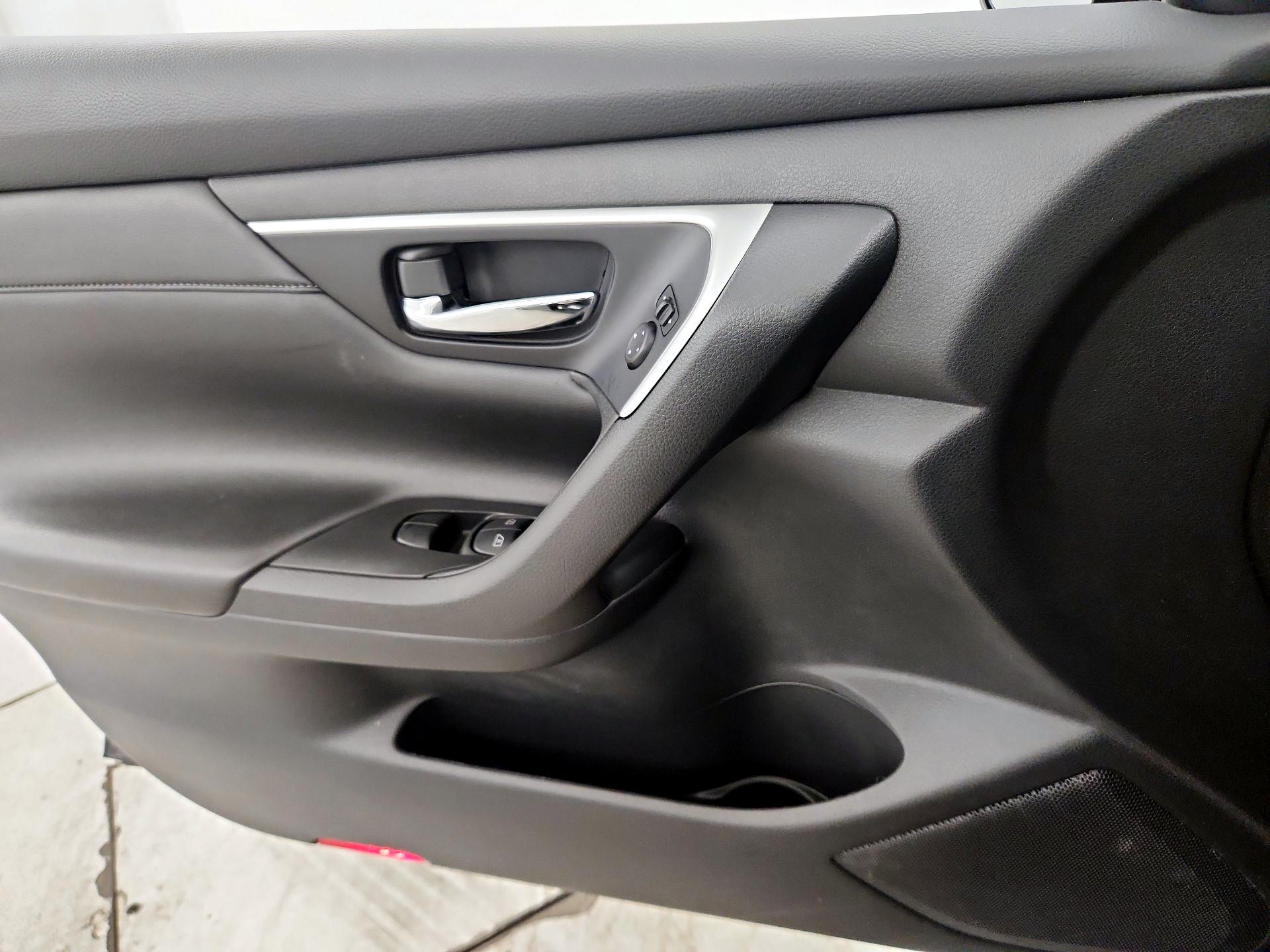 Thumbnail: 2017 Nissan Altima - 12