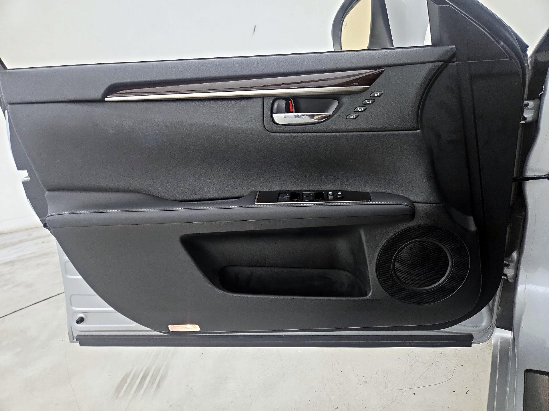 Thumbnail: 2018 Lexus ES - 12