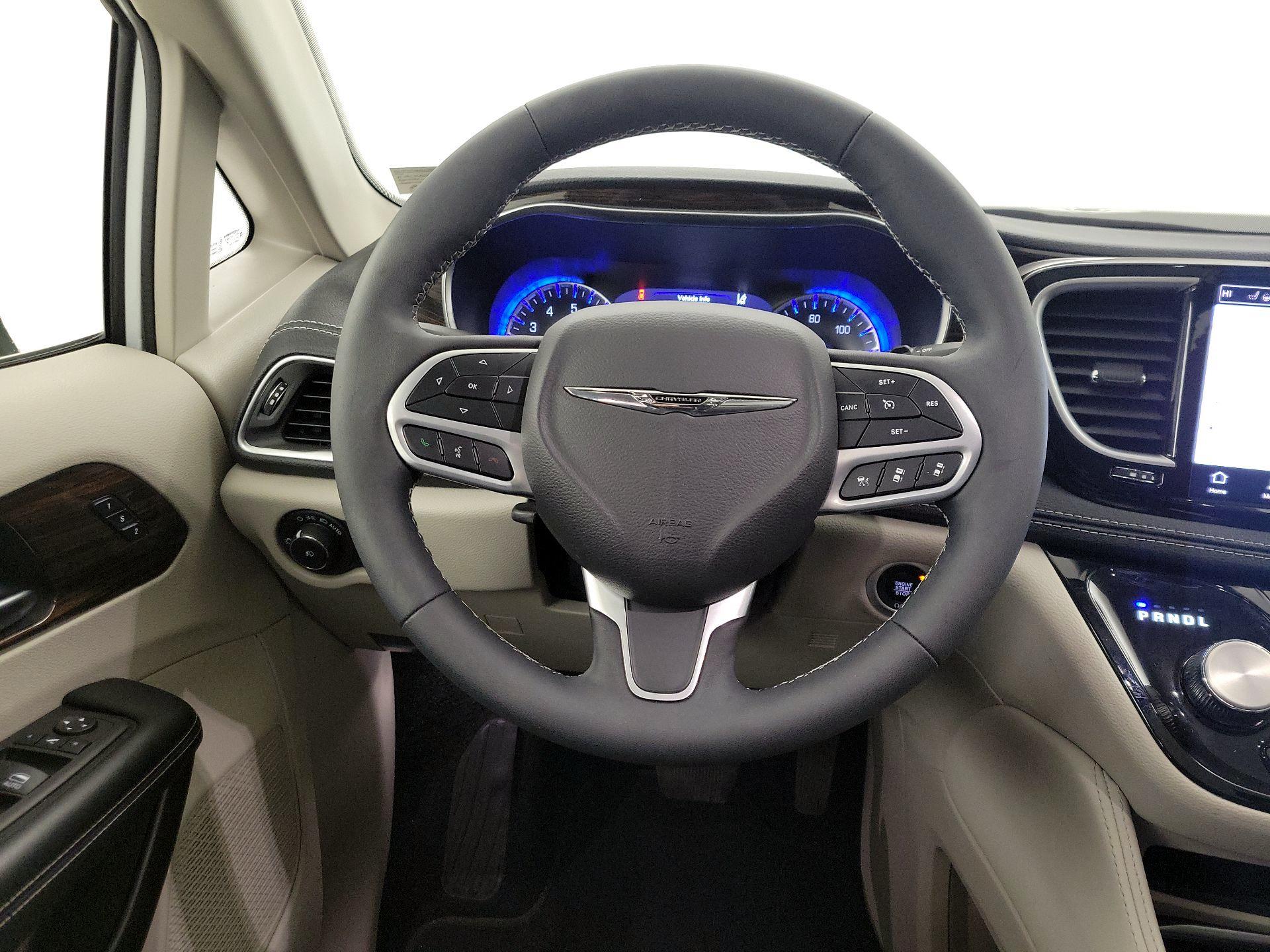 Thumbnail: 2023 Chrysler Pacifica - 10